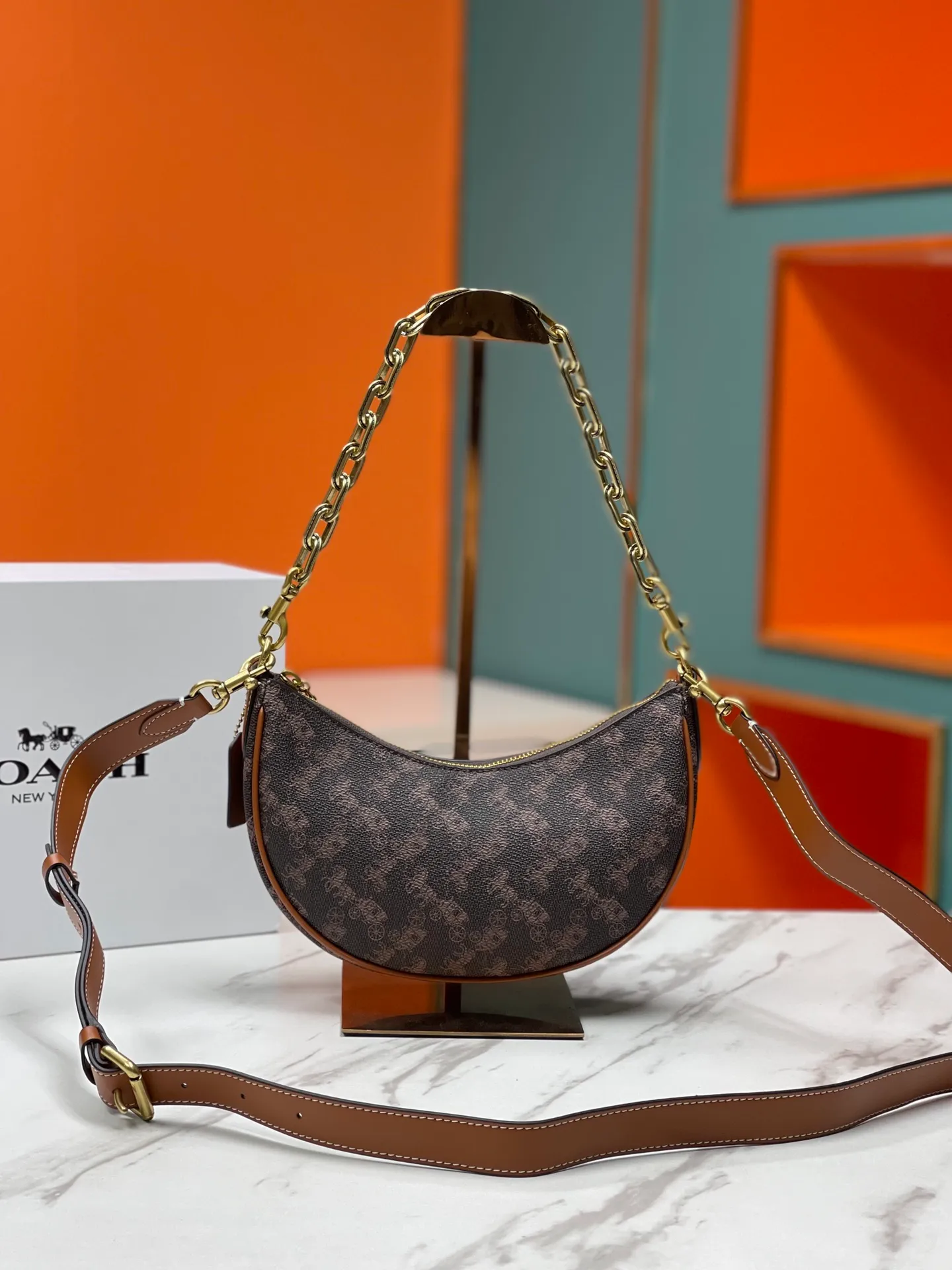 Batch 460💰Coach’s new crescent bag Mira Model CM564 Crescent bag is super popular this year! This bag type needs no further introduction. The shape of Coach’s bag is close to a semicircle, and the leather is soft. It is the most comfortable to carry on both sides. You can choose a brass chain with stitching technology, or you can choose a wide shoulder strap, which is labor-saving and stylish. Size 23.5X16X6.5