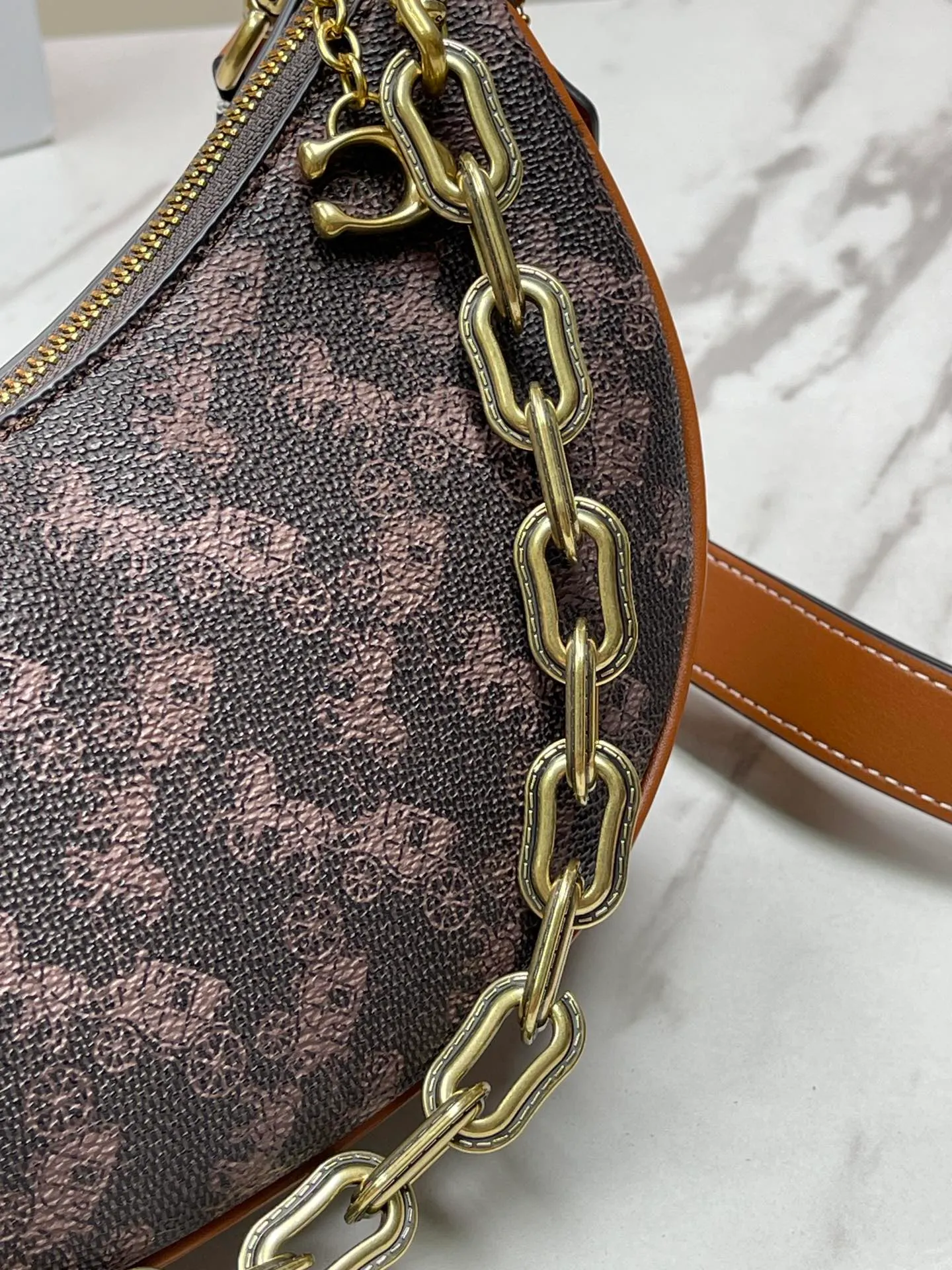 Batch 460💰Coach’s new crescent bag Mira Model CM564 Crescent bag is super popular this year! This bag type needs no further introduction. The shape of Coach’s bag is close to a semicircle, and the leather is soft. It is the most comfortable to carry on both sides. You can choose a brass chain with stitching technology, or you can choose a wide shoulder strap, which is labor-saving and stylish. Size 23.5X16X6.5