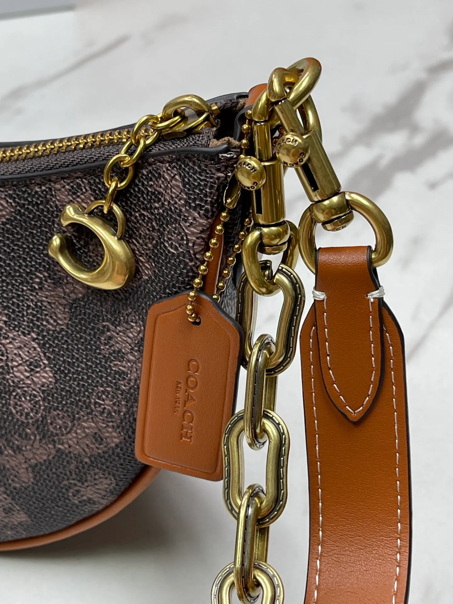 Batch 460💰Coach’s new crescent bag Mira Model CM564 Crescent bag is super popular this year! This bag type needs no further introduction. The shape of Coach’s bag is close to a semicircle, and the leather is soft. It is the most comfortable to carry on both sides. You can choose a brass chain with stitching technology, or you can choose a wide shoulder strap, which is labor-saving and stylish. Size 23.5X16X6.5