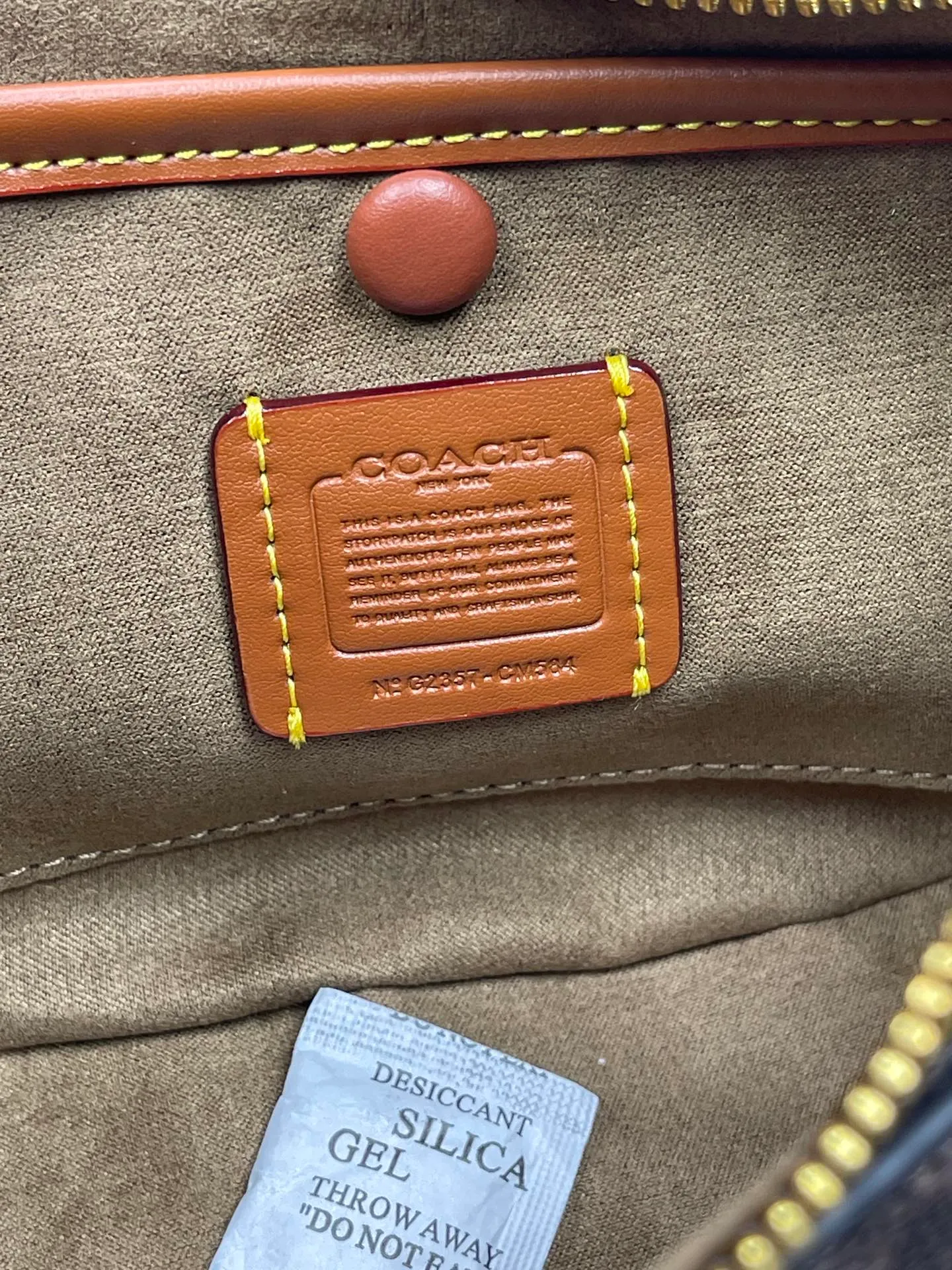 Batch 460💰Coach’s new crescent bag Mira Model CM564 Crescent bag is super popular this year! This bag type needs no further introduction. The shape of Coach’s bag is close to a semicircle, and the leather is soft. It is the most comfortable to carry on both sides. You can choose a brass chain with stitching technology, or you can choose a wide shoulder strap, which is labor-saving and stylish. Size 23.5X16X6.5
