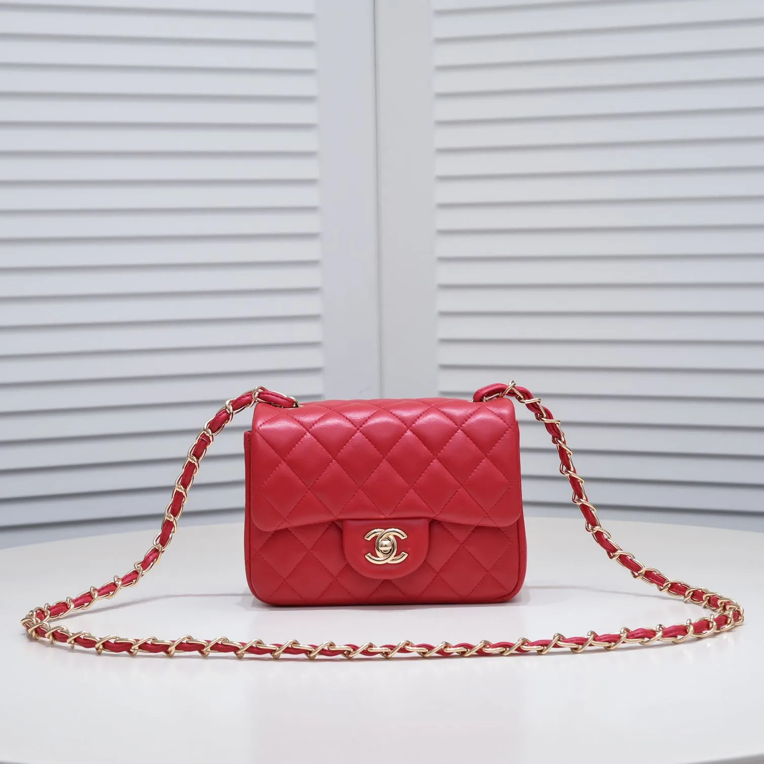 💰310￥Big red Chanel🔺🚴🏼💸Choose high-quality sheepskin🌺Original split version to create one to one 💯The hand feel is first-class, 🌲The camera-shaped inspired design fully embodies perfection! [Qiang] [Qiang] Integrates art and practicality, [Ladybug] Gorgeous and low-key plump 💯📨📨Classic is irresistible, ♒ You have to receive it to understand ✈✈🍭🍭Insist on high quality and low price🐟🐟, model number: 1115, size: 17.5*13*5 cm