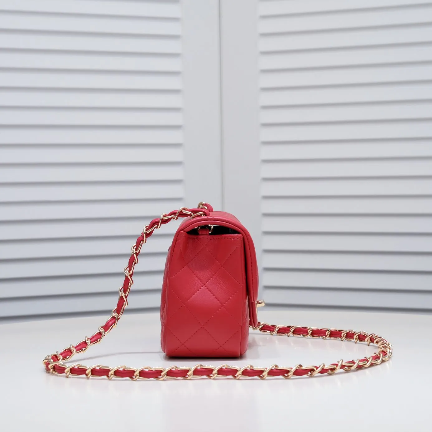 💰310￥Big red Chanel🔺🚴🏼💸Choose high-quality sheepskin🌺Original split version to create one to one 💯The hand feel is first-class, 🌲The camera-shaped inspired design fully embodies perfection! [Qiang] [Qiang] Integrates art and practicality, [Ladybug] Gorgeous and low-key plump 💯📨📨Classic is irresistible, ♒ You have to receive it to understand ✈✈🍭🍭Insist on high quality and low price🐟🐟, model number: 1115, size: 17.5*13*5 cm