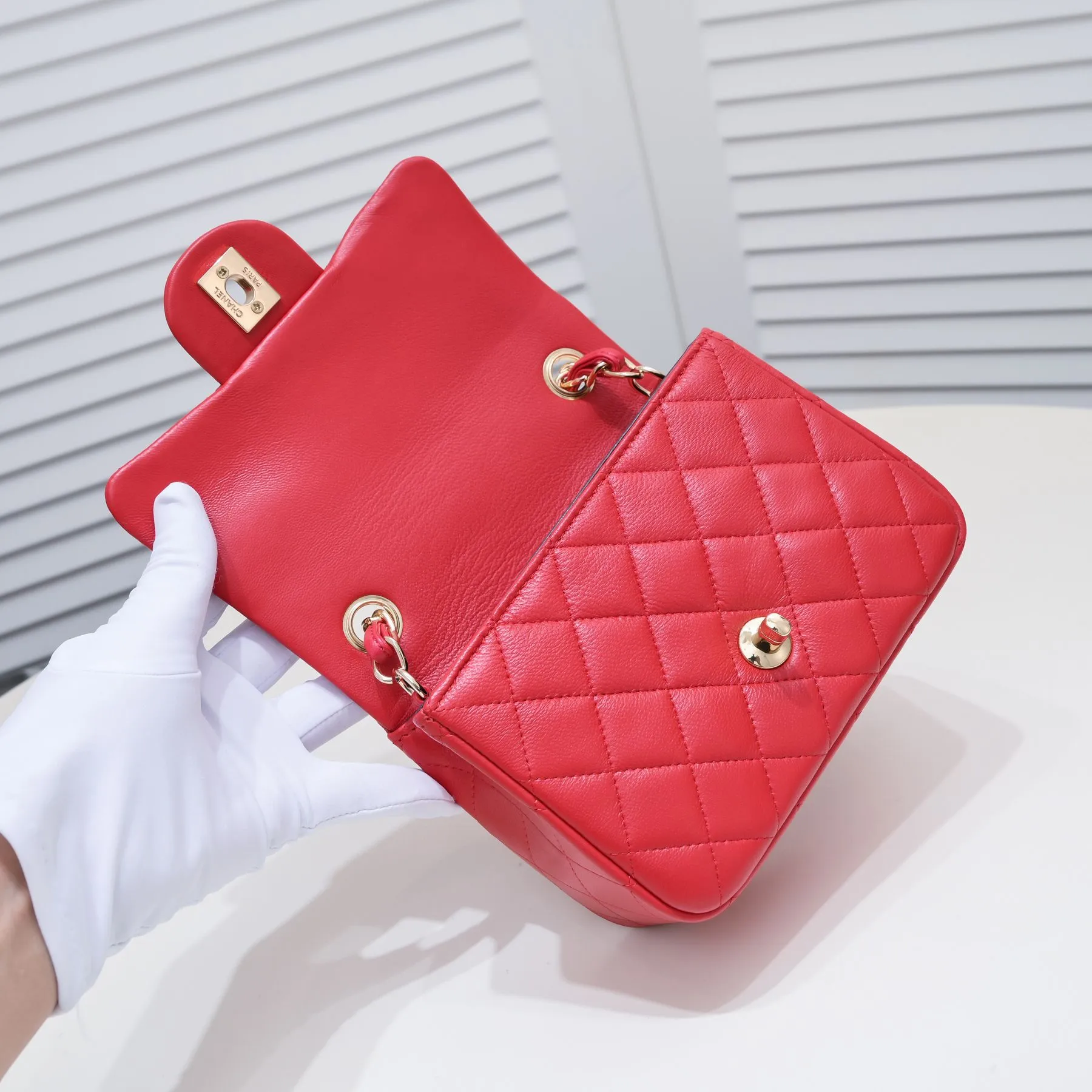 💰310￥Big red Chanel🔺🚴🏼💸Choose high-quality sheepskin🌺Original split version to create one to one 💯The hand feel is first-class, 🌲The camera-shaped inspired design fully embodies perfection! [Qiang] [Qiang] Integrates art and practicality, [Ladybug] Gorgeous and low-key plump 💯📨📨Classic is irresistible, ♒ You have to receive it to understand ✈✈🍭🍭Insist on high quality and low price🐟🐟, model number: 1115, size: 17.5*13*5 cm