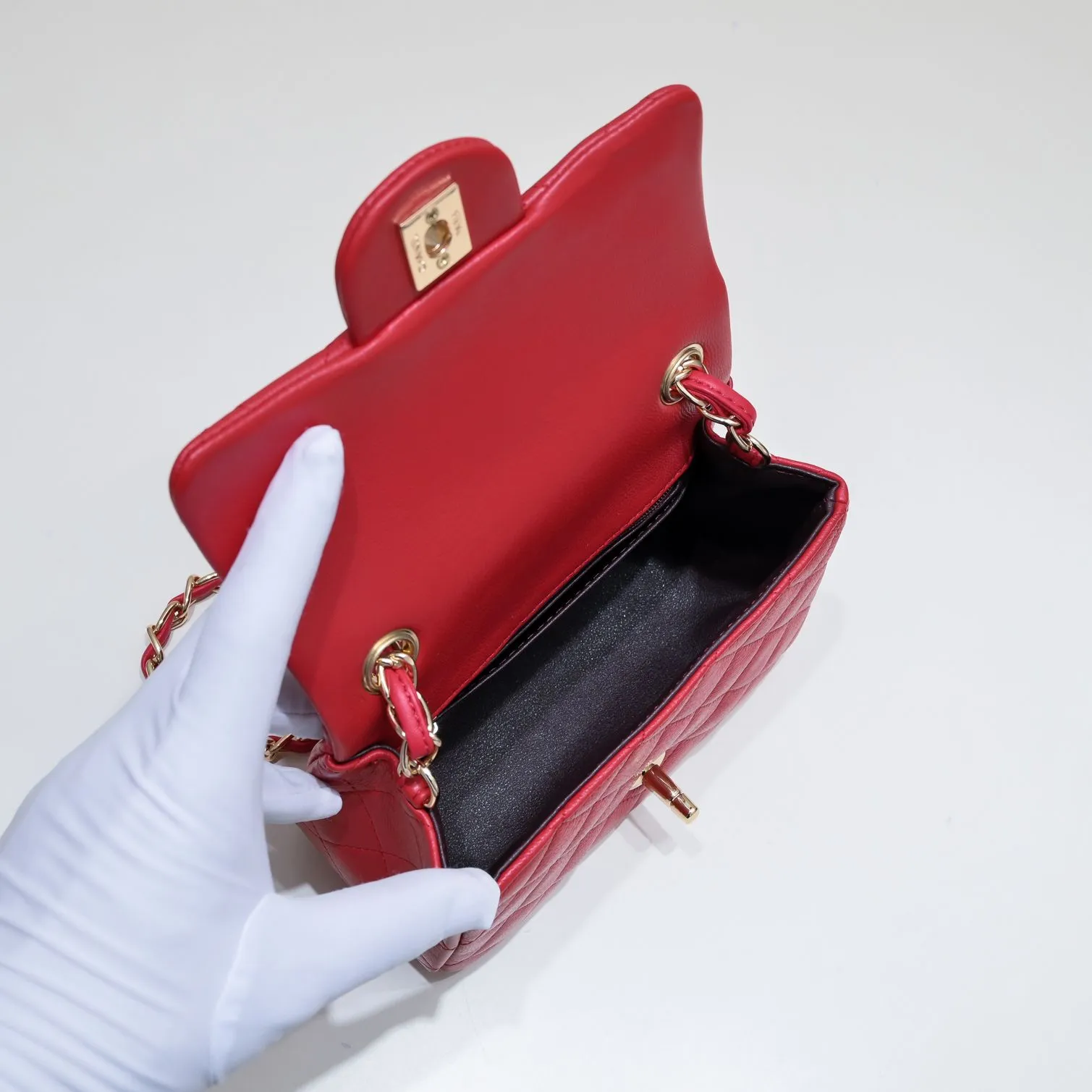 💰310￥Big red Chanel🔺🚴🏼💸Choose high-quality sheepskin🌺Original split version to create one to one 💯The hand feel is first-class, 🌲The camera-shaped inspired design fully embodies perfection! [Qiang] [Qiang] Integrates art and practicality, [Ladybug] Gorgeous and low-key plump 💯📨📨Classic is irresistible, ♒ You have to receive it to understand ✈✈🍭🍭Insist on high quality and low price🐟🐟, model number: 1115, size: 17.5*13*5 cm