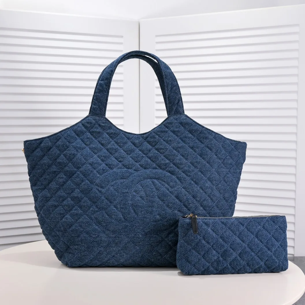 💰440￥𝗖𝗛𝗔𝗡𝗘𝗟 With the rise of the "little waste bag" trend, the sizes of major brand bags are getting smaller and smaller. While fashionable people carry their concave shapes, they often have to prepare a large handbag to hold mobile phones, water bottles, umbrellas and other daily items. It seems that they have heard everyone's needs. This season, 𝗖𝗛𝗔𝗡𝗘𝗟家 has launched a new bag IC that is said to be "able to hold everything in life" ARE, whose name originates from the Greek mythological figure - Icarus, is a three-dimensional monogram in the center of the Napa sheepskin. It is avant-garde and aura. The creative director of 𝗖𝗛𝗔𝗡𝗘𝗟 also said that this handbag will soon become the brand's most eye-catching new style. For people who cannot rely on small handbags for daily travel, Icare's spacious large-capacity design and simple and clean shape must be very suitable for you! Model: 9094 Large bag size: opening width 58cm, bottom width 47cm, height (with wrist) 61cm, bottom side width 8cm Small bag size: 27x13x8cm