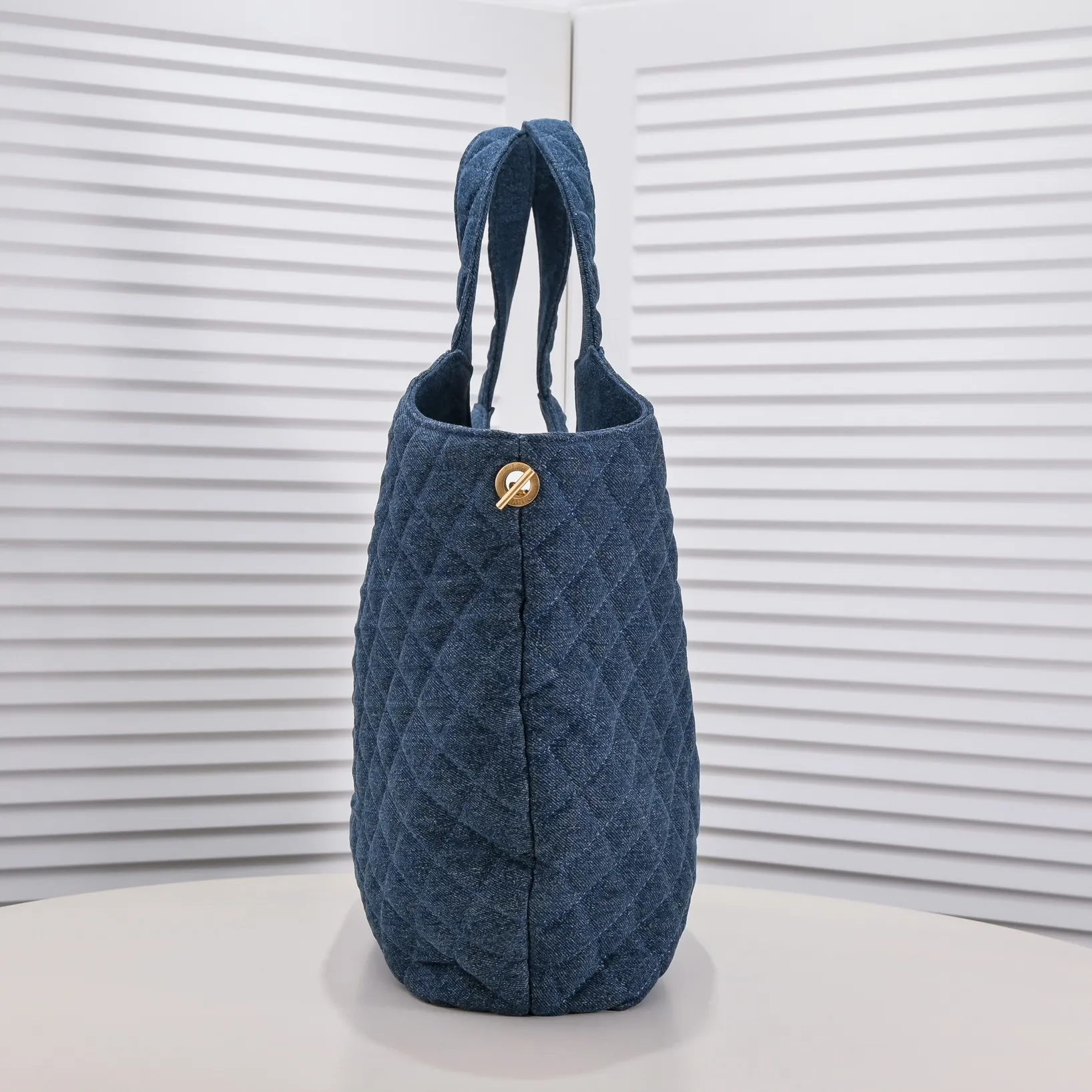 💰440￥𝗖𝗛𝗔𝗡𝗘𝗟 With the rise of the "little waste bag" trend, the sizes of major brand bags are getting smaller and smaller. While fashionable people carry their concave shapes, they often have to prepare a large handbag to hold mobile phones, water bottles, umbrellas and other daily items. It seems that they have heard everyone's needs. This season, 𝗖𝗛𝗔𝗡𝗘𝗟家 has launched a new bag IC that is said to be "able to hold everything in life" ARE, whose name originates from the Greek mythological figure - Icarus, is a three-dimensional monogram in the center of the Napa sheepskin. It is avant-garde and aura. The creative director of 𝗖𝗛𝗔𝗡𝗘𝗟 also said that this handbag will soon become the brand's most eye-catching new style. For people who cannot rely on small handbags for daily travel, Icare's spacious large-capacity design and simple and clean shape must be very suitable for you! Model: 9094 Large bag size: opening width 58cm, bottom width 47cm, height (with wrist) 61cm, bottom side width 8cm Small bag size: 27x13x8cm