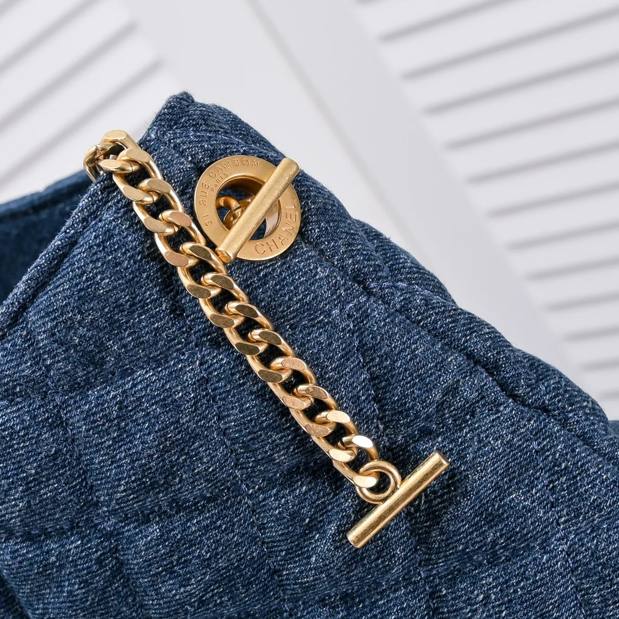 💰440￥𝗖𝗛𝗔𝗡𝗘𝗟 With the rise of the "little waste bag" trend, the sizes of major brand bags are getting smaller and smaller. While fashionable people carry their concave shapes, they often have to prepare a large handbag to hold mobile phones, water bottles, umbrellas and other daily items. It seems that they have heard everyone's needs. This season, 𝗖𝗛𝗔𝗡𝗘𝗟家 has launched a new bag IC that is said to be "able to hold everything in life" ARE, whose name originates from the Greek mythological figure - Icarus, is a three-dimensional monogram in the center of the Napa sheepskin. It is avant-garde and aura. The creative director of 𝗖𝗛𝗔𝗡𝗘𝗟 also said that this handbag will soon become the brand's most eye-catching new style. For people who cannot rely on small handbags for daily travel, Icare's spacious large-capacity design and simple and clean shape must be very suitable for you! Model: 9094 Large bag size: opening width 58cm, bottom width 47cm, height (with wrist) 61cm, bottom side width 8cm Small bag size: 27x13x8cm