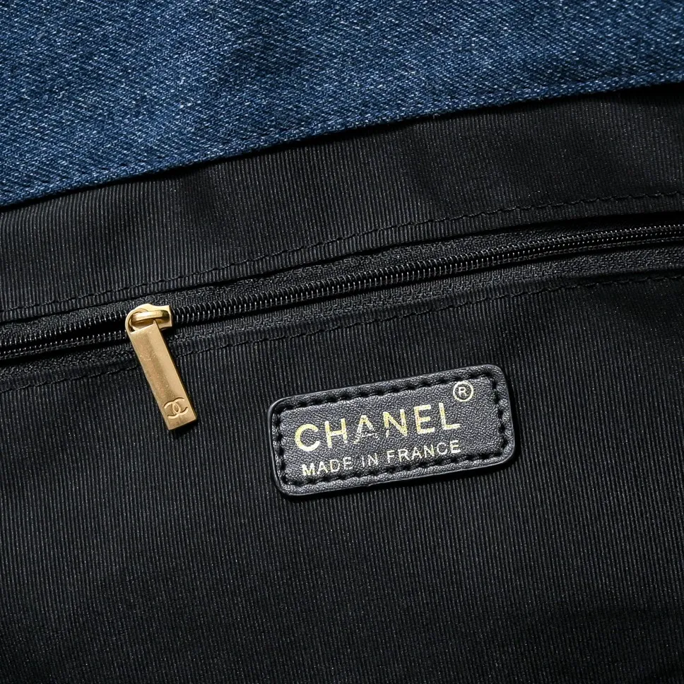 💰440￥𝗖𝗛𝗔𝗡𝗘𝗟 With the rise of the "little waste bag" trend, the sizes of major brand bags are getting smaller and smaller. While fashionable people carry their concave shapes, they often have to prepare a large handbag to hold mobile phones, water bottles, umbrellas and other daily items. It seems that they have heard everyone's needs. This season, 𝗖𝗛𝗔𝗡𝗘𝗟家 has launched a new bag IC that is said to be "able to hold everything in life" ARE, whose name originates from the Greek mythological figure - Icarus, is a three-dimensional monogram in the center of the Napa sheepskin. It is avant-garde and aura. The creative director of 𝗖𝗛𝗔𝗡𝗘𝗟 also said that this handbag will soon become the brand's most eye-catching new style. For people who cannot rely on small handbags for daily travel, Icare's spacious large-capacity design and simple and clean shape must be very suitable for you! Model: 9094 Large bag size: opening width 58cm, bottom width 47cm, height (with wrist) 61cm, bottom side width 8cm Small bag size: 27x13x8cm