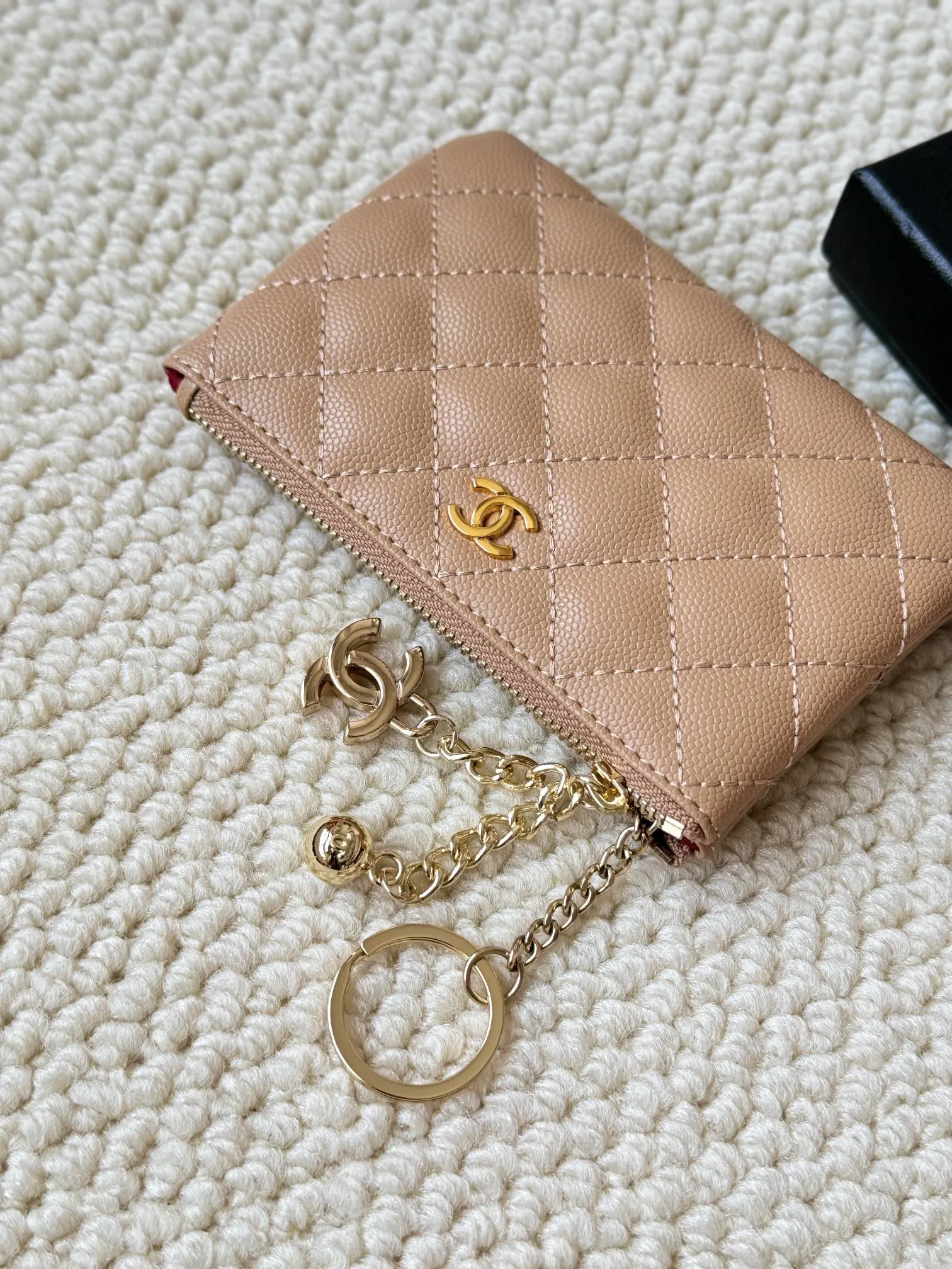 💰130 chanel cowhide caviar pendant coin purse💦 Style number: A50168 Classic small carry-on bag, one of the most practical bags in the era of mobile payment, cards, change, keys and lipstick in one package, cute, practical and connotative, nice card holder, key bag, coin purse, lipstick bag Reference size: 9.5×15×0.5cm