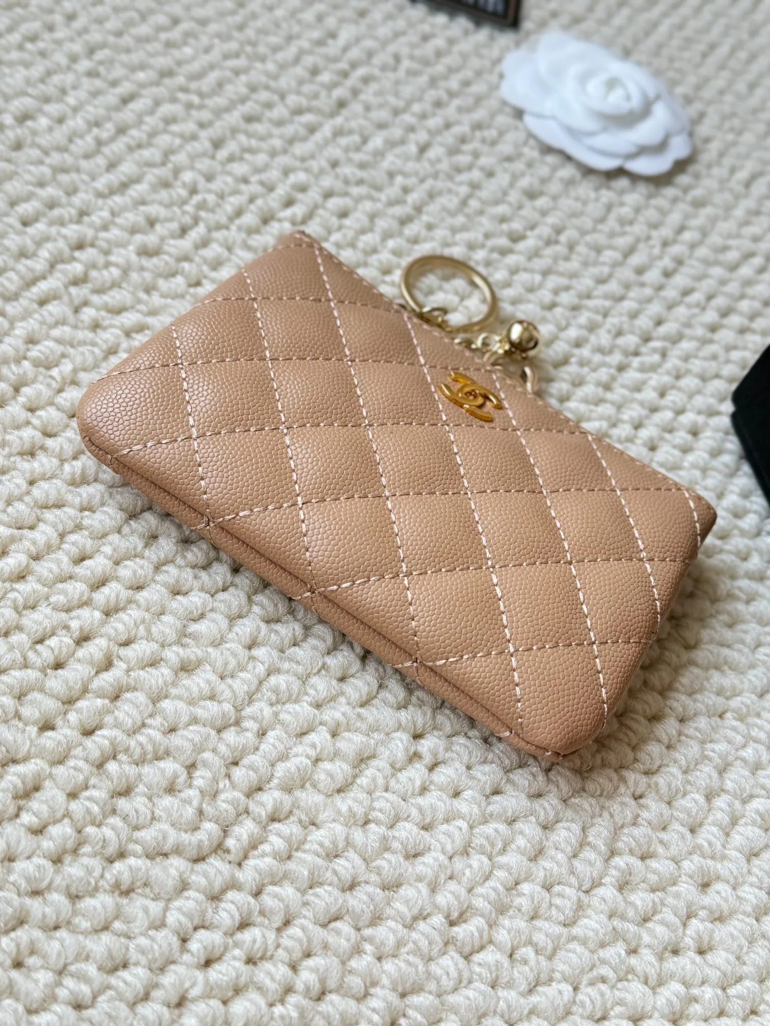 💰130 chanel cowhide caviar pendant coin purse💦 Style number: A50168 Classic small carry-on bag, one of the most practical bags in the era of mobile payment, cards, change, keys and lipstick in one package, cute, practical and connotative, nice card holder, key bag, coin purse, lipstick bag Reference size: 9.5×15×0.5cm