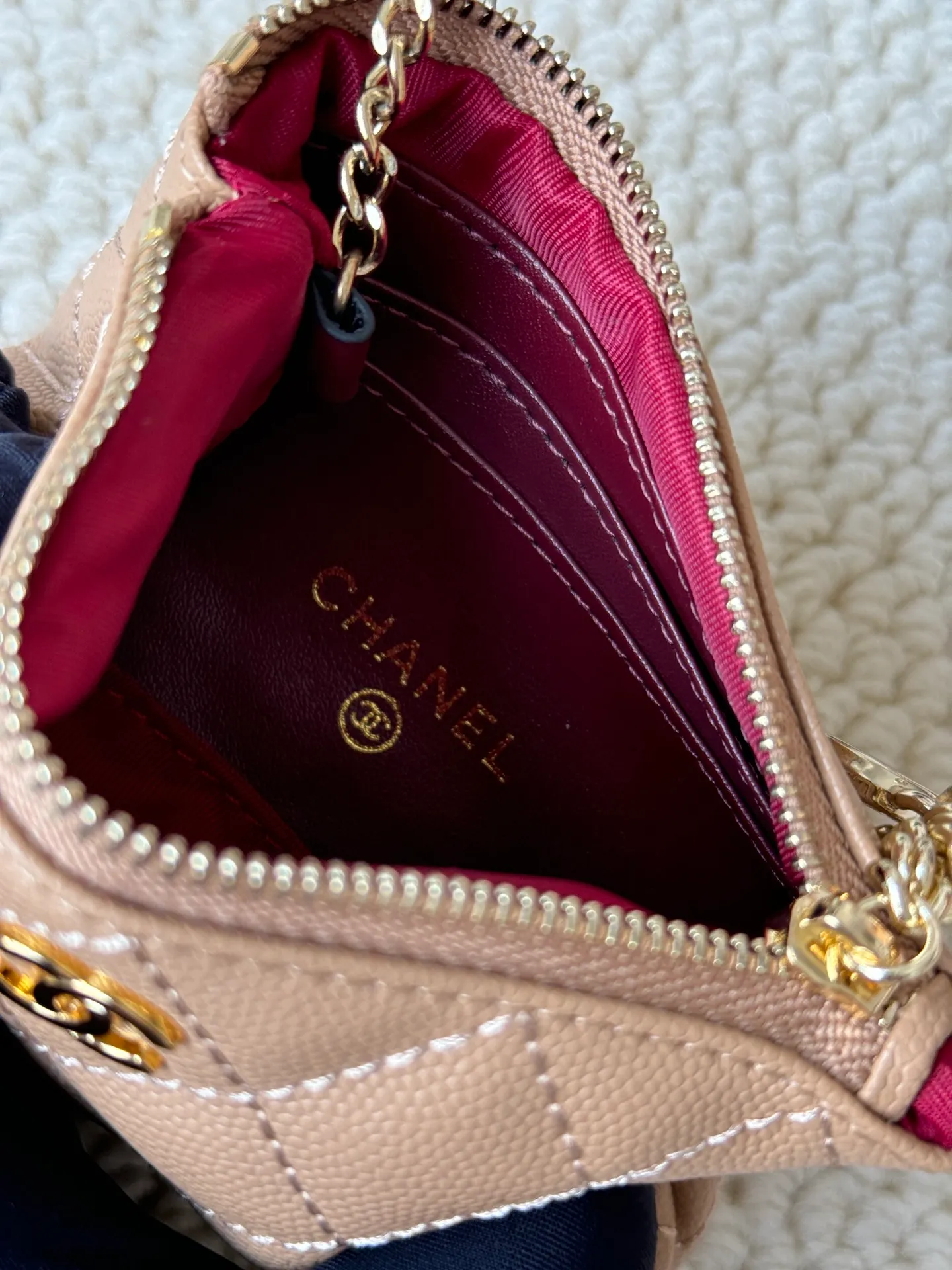 💰130 chanel cowhide caviar pendant coin purse💦 Style number: A50168 Classic small carry-on bag, one of the most practical bags in the era of mobile payment, cards, change, keys and lipstick in one package, cute, practical and connotative, nice card holder, key bag, coin purse, lipstick bag Reference size: 9.5×15×0.5cm