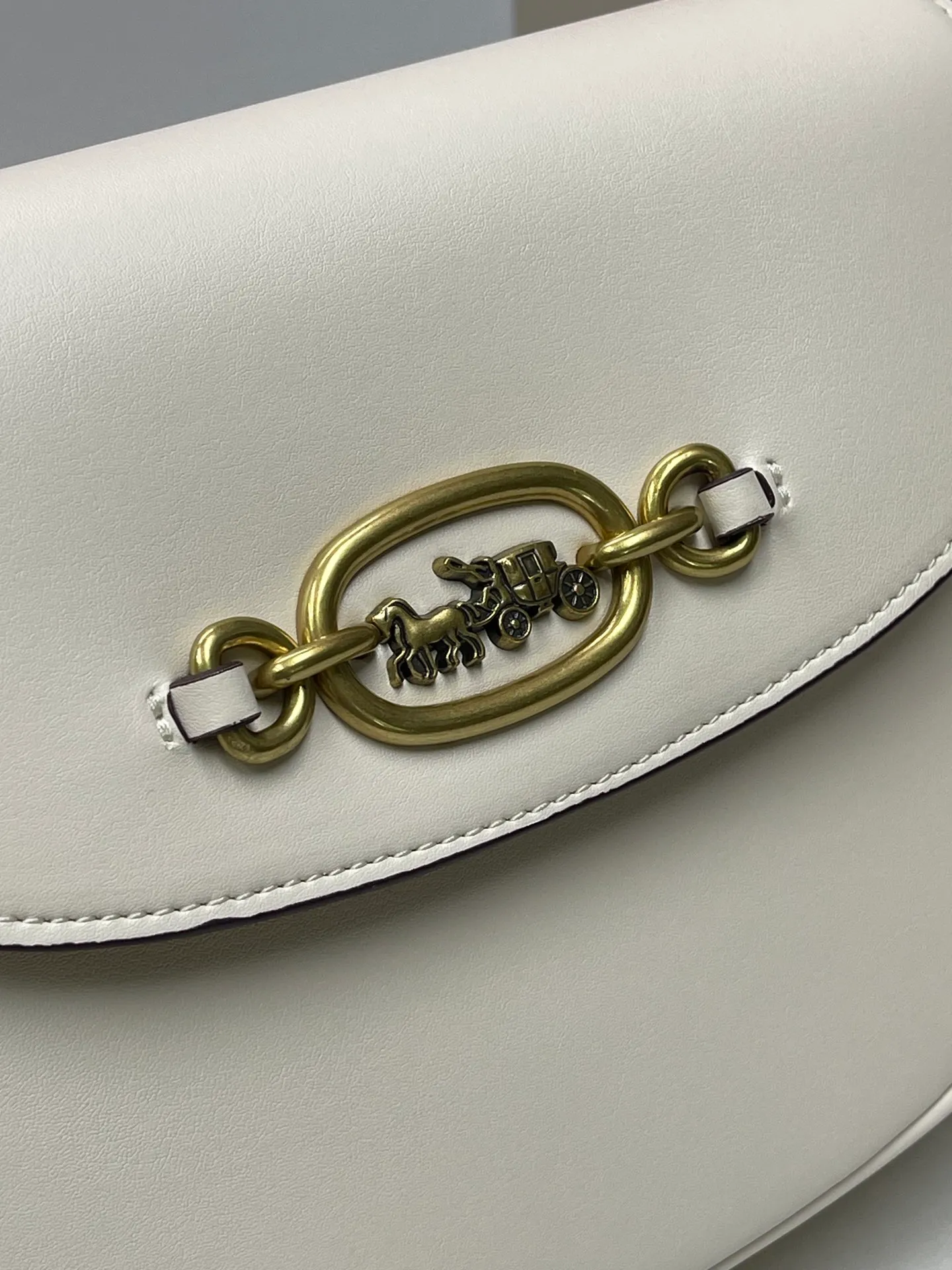 Top original order p440💰 Coach’s new counter synchronization model CM705 HARLER shoulder crossbody bag saddle bag, minimalist and casual, casual and versatile item ~ 22x17.5x6cm