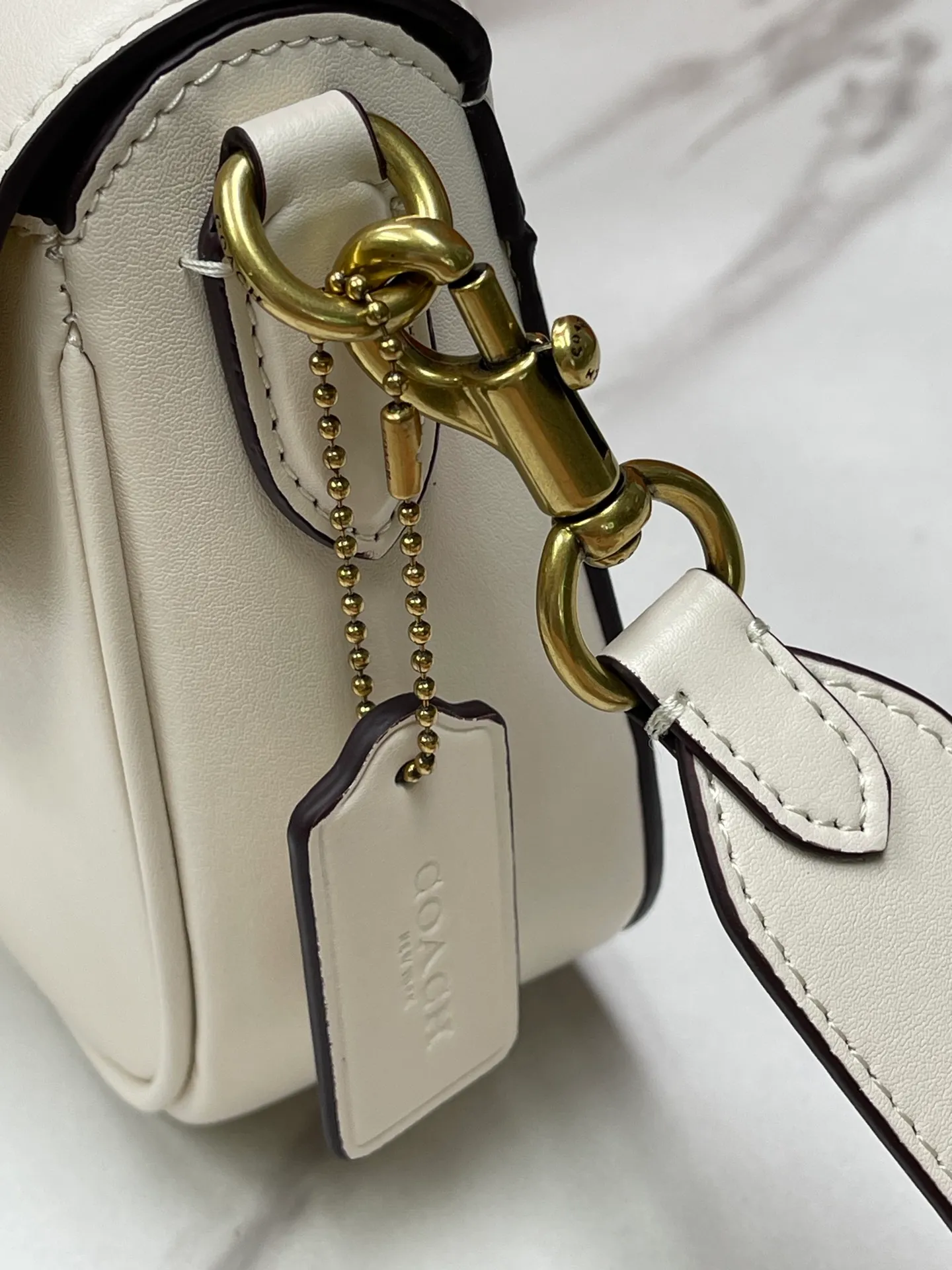 Top original order p440💰 Coach’s new counter synchronization model CM705 HARLER shoulder crossbody bag saddle bag, minimalist and casual, casual and versatile item ~ 22x17.5x6cm