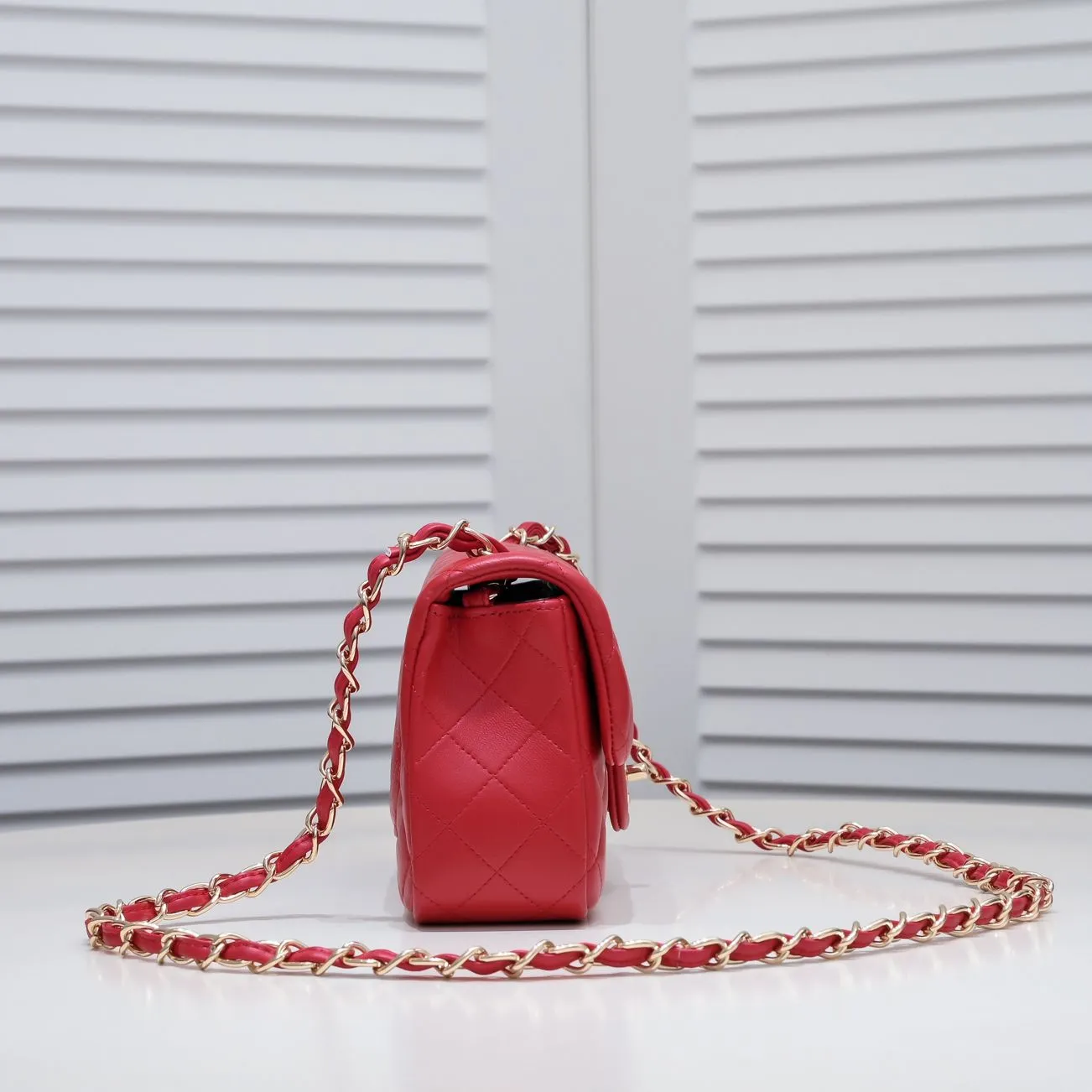 💰320￥Bright red CF versatile lambskin🌹 Chanel💃🏻‼ ️Eternal classic style [shy] noble temperament💃🏻favorite of celebrities🌟soft leather and high-end👍counter hardware exquisite workmanship to reject flaws [strong] both dazzling and feminine 😝[strong] luxurious and durable🌟Size: 20*14*7cm Style number: 1116