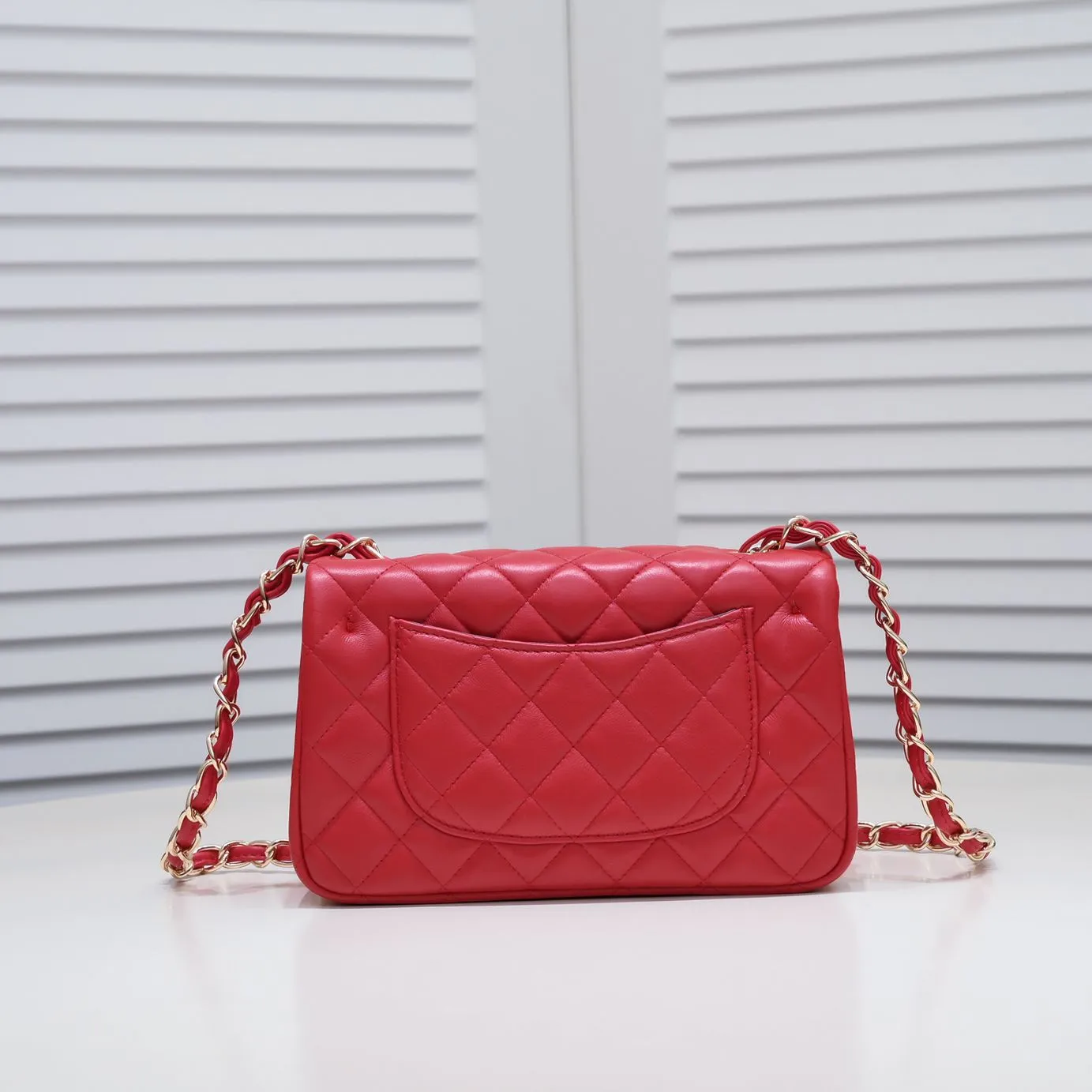 💰320￥Bright red CF versatile lambskin🌹 Chanel💃🏻‼ ️Eternal classic style [shy] noble temperament💃🏻favorite of celebrities🌟soft leather and high-end👍counter hardware exquisite workmanship to reject flaws [strong] both dazzling and feminine 😝[strong] luxurious and durable🌟Size: 20*14*7cm Style number: 1116