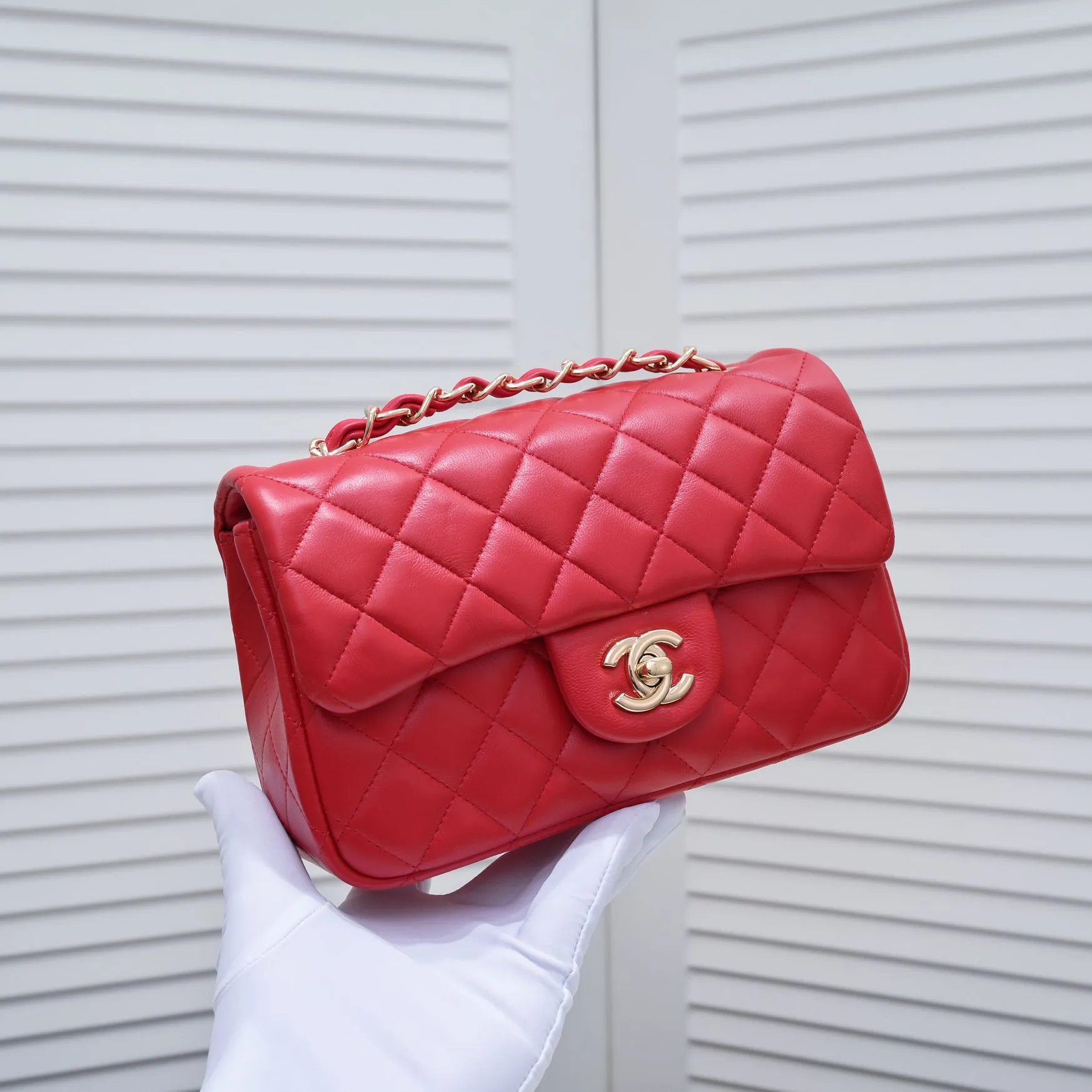 💰320￥Bright red CF versatile lambskin🌹 Chanel💃🏻‼ ️Eternal classic style [shy] noble temperament💃🏻favorite of celebrities🌟soft leather and high-end👍counter hardware exquisite workmanship to reject flaws [strong] both dazzling and feminine 😝[strong] luxurious and durable🌟Size: 20*14*7cm Style number: 1116