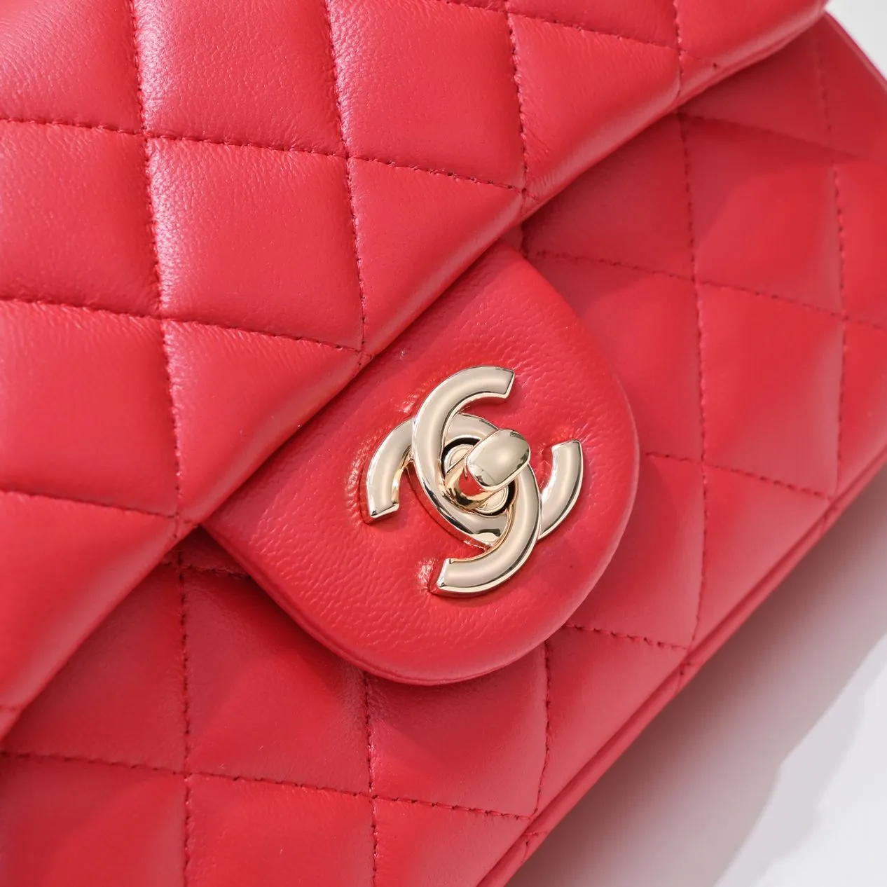 💰320￥Bright red CF versatile lambskin🌹 Chanel💃🏻‼ ️Eternal classic style [shy] noble temperament💃🏻favorite of celebrities🌟soft leather and high-end👍counter hardware exquisite workmanship to reject flaws [strong] both dazzling and feminine 😝[strong] luxurious and durable🌟Size: 20*14*7cm Style number: 1116