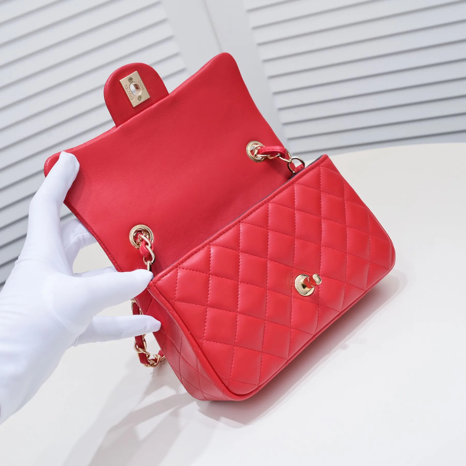 💰320￥Bright red CF versatile lambskin🌹 Chanel💃🏻‼ ️Eternal classic style [shy] noble temperament💃🏻favorite of celebrities🌟soft leather and high-end👍counter hardware exquisite workmanship to reject flaws [strong] both dazzling and feminine 😝[strong] luxurious and durable🌟Size: 20*14*7cm Style number: 1116