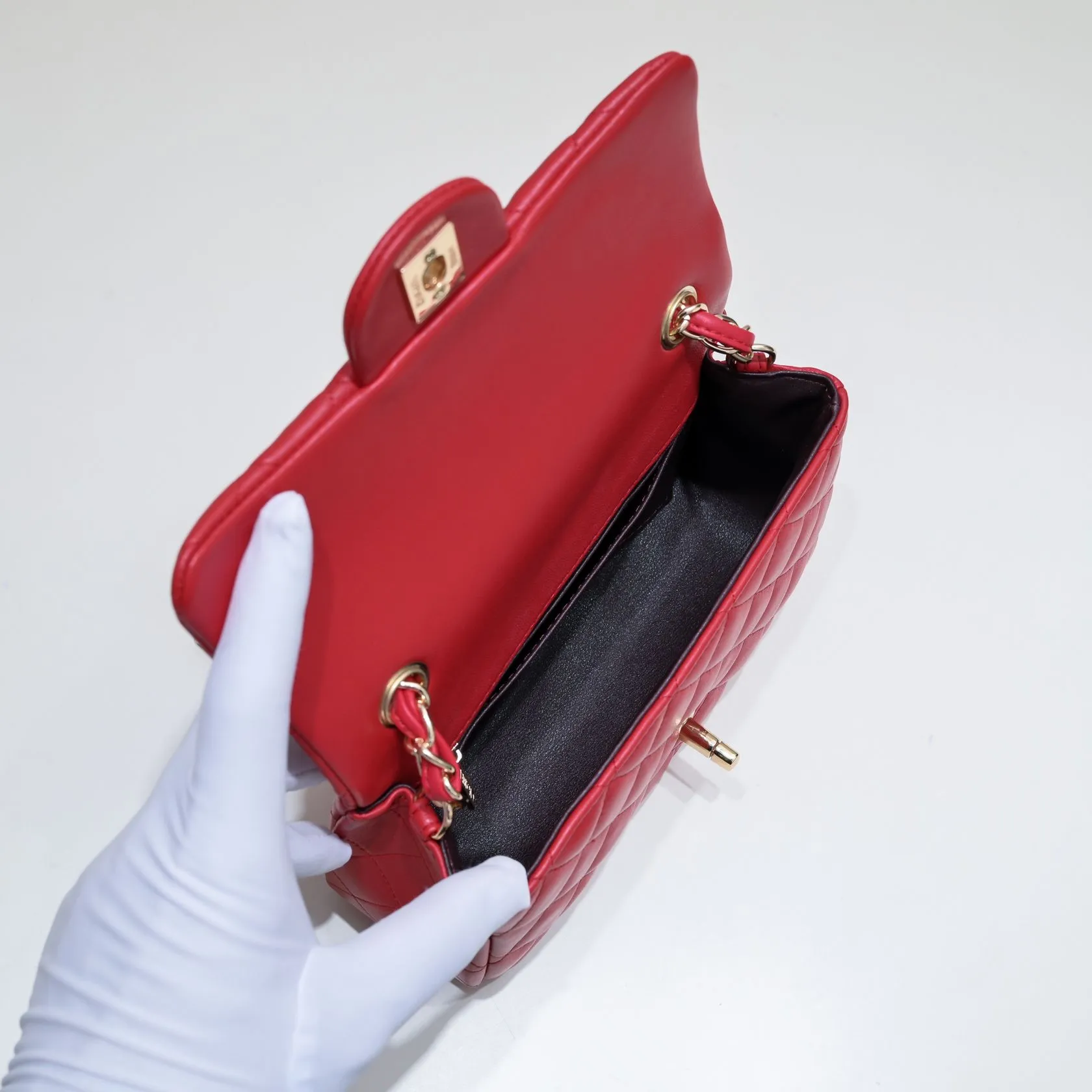 💰320￥Bright red CF versatile lambskin🌹 Chanel💃🏻‼ ️Eternal classic style [shy] noble temperament💃🏻favorite of celebrities🌟soft leather and high-end👍counter hardware exquisite workmanship to reject flaws [strong] both dazzling and feminine 😝[strong] luxurious and durable🌟Size: 20*14*7cm Style number: 1116