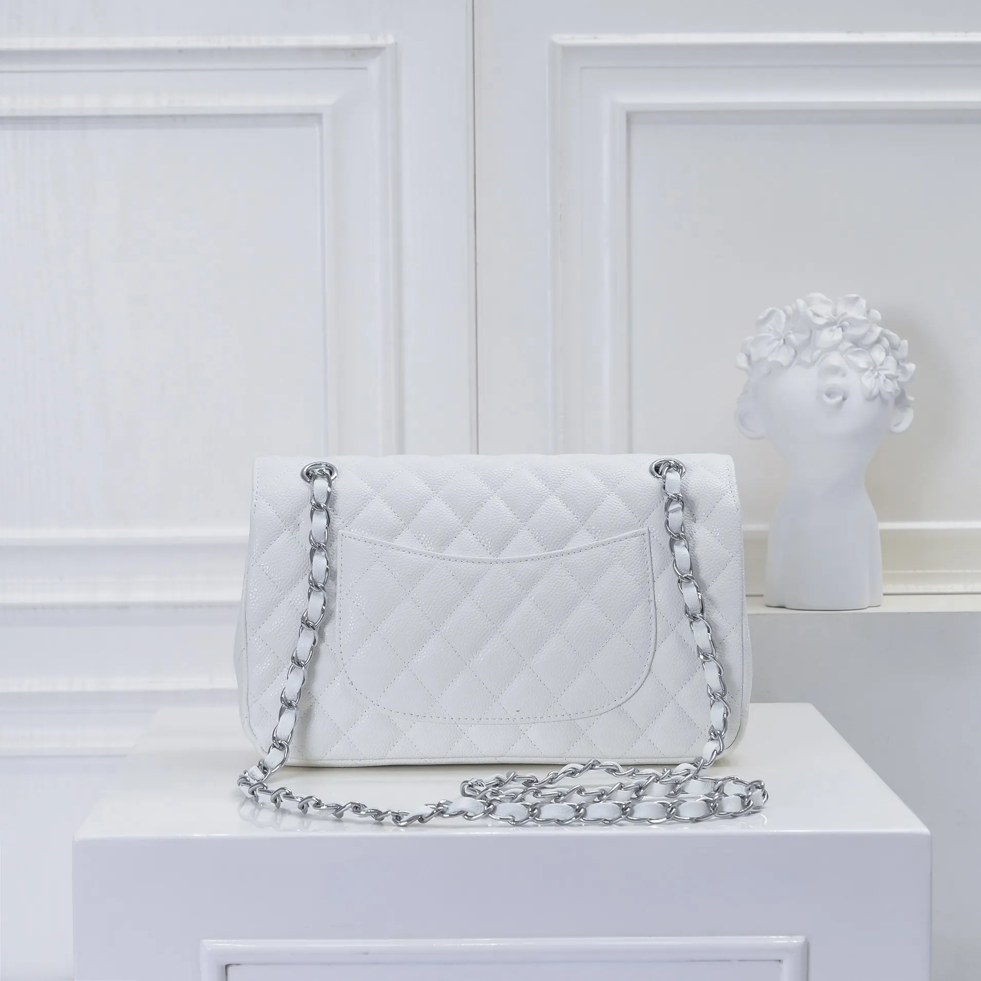 💰420￥Chanel,...Palace-level poison👏...Overseas original factory CF2.55...😱 Absolutely the top-notch caviar ball-grain cowhide you have never seen...✨Real K gold➰Gold buckle✨👑 The line spacing is perfectly consistent. The side of the bag is perfectly streamlined👏..It must have such a texture to be perfect💋 Follow the 9-pin diamond pattern. The flip cover is smooth and seamless ☑️ Strong visual three-dimensional effect 🔱 The diamond pattern is full and delicate 💑 It is super smooth, soft and comfortable to use 👒 CF is a must-have for girls. Size: 25.5*16*6.5cm. Style number: 1112 ball pattern