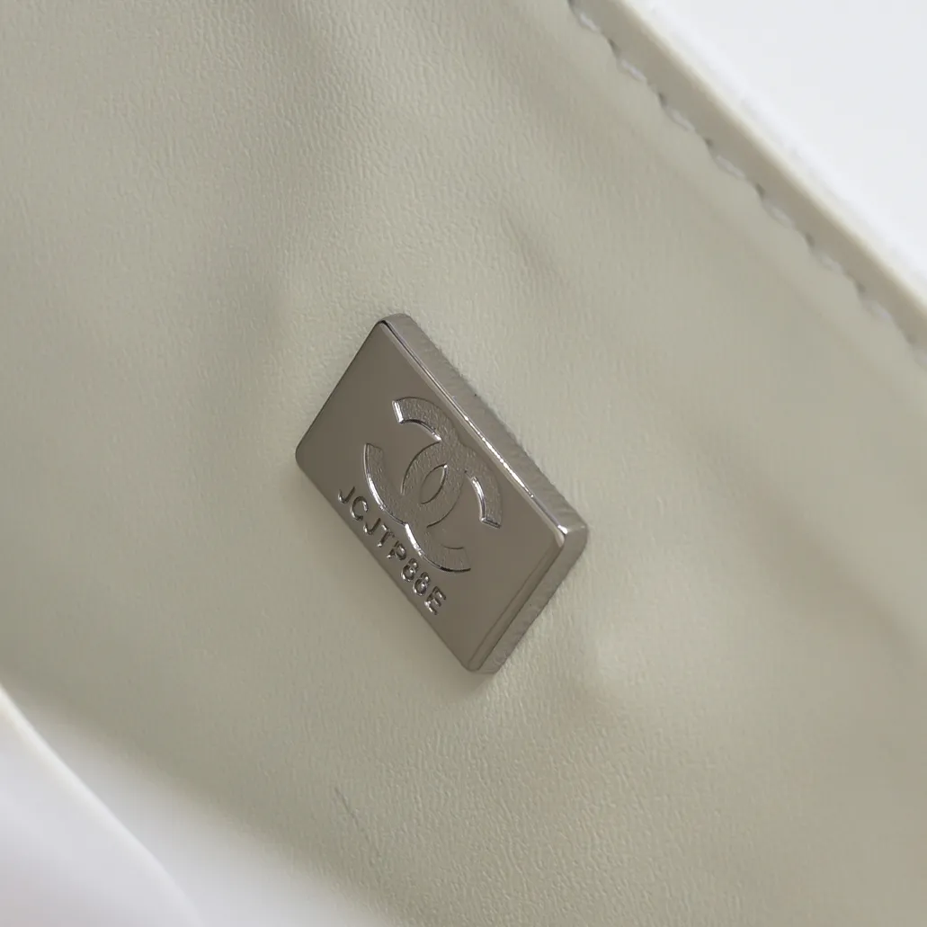 💰420￥Chanel,...Palace-level poison👏...Overseas original factory CF2.55...😱 Absolutely the top-notch caviar ball-grain cowhide you have never seen...✨Real K gold➰Gold buckle✨👑 The line spacing is perfectly consistent. The side of the bag is perfectly streamlined👏..It must have such a texture to be perfect💋 Follow the 9-pin diamond pattern. The flip cover is smooth and seamless ☑️ Strong visual three-dimensional effect 🔱 The diamond pattern is full and delicate 💑 It is super smooth, soft and comfortable to use 👒 CF is a must-have for girls. Size: 25.5*16*6.5cm. Style number: 1112 ball pattern