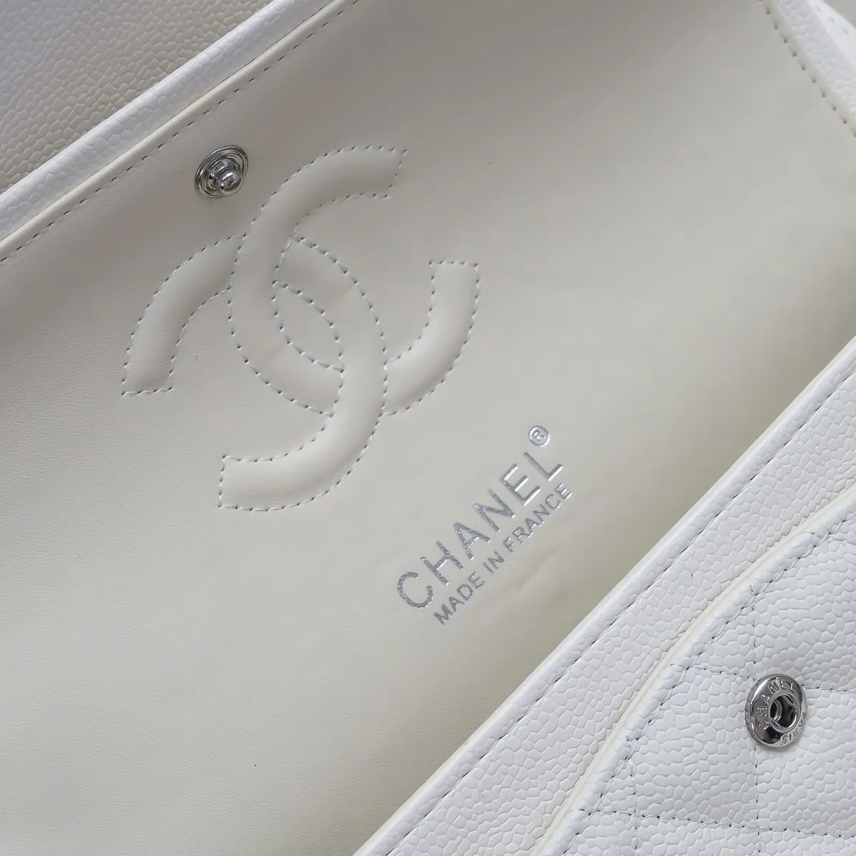 💰420￥Chanel,...Palace-level poison👏...Overseas original factory CF2.55...😱 Absolutely the top-notch caviar ball-grain cowhide you have never seen...✨Real K gold➰Gold buckle✨👑 The line spacing is perfectly consistent. The side of the bag is perfectly streamlined👏..It must have such a texture to be perfect💋 Follow the 9-pin diamond pattern. The flip cover is smooth and seamless ☑️ Strong visual three-dimensional effect 🔱 The diamond pattern is full and delicate 💑 It is super smooth, soft and comfortable to use 👒 CF is a must-have for girls. Size: 25.5*16*6.5cm. Style number: 1112 ball pattern