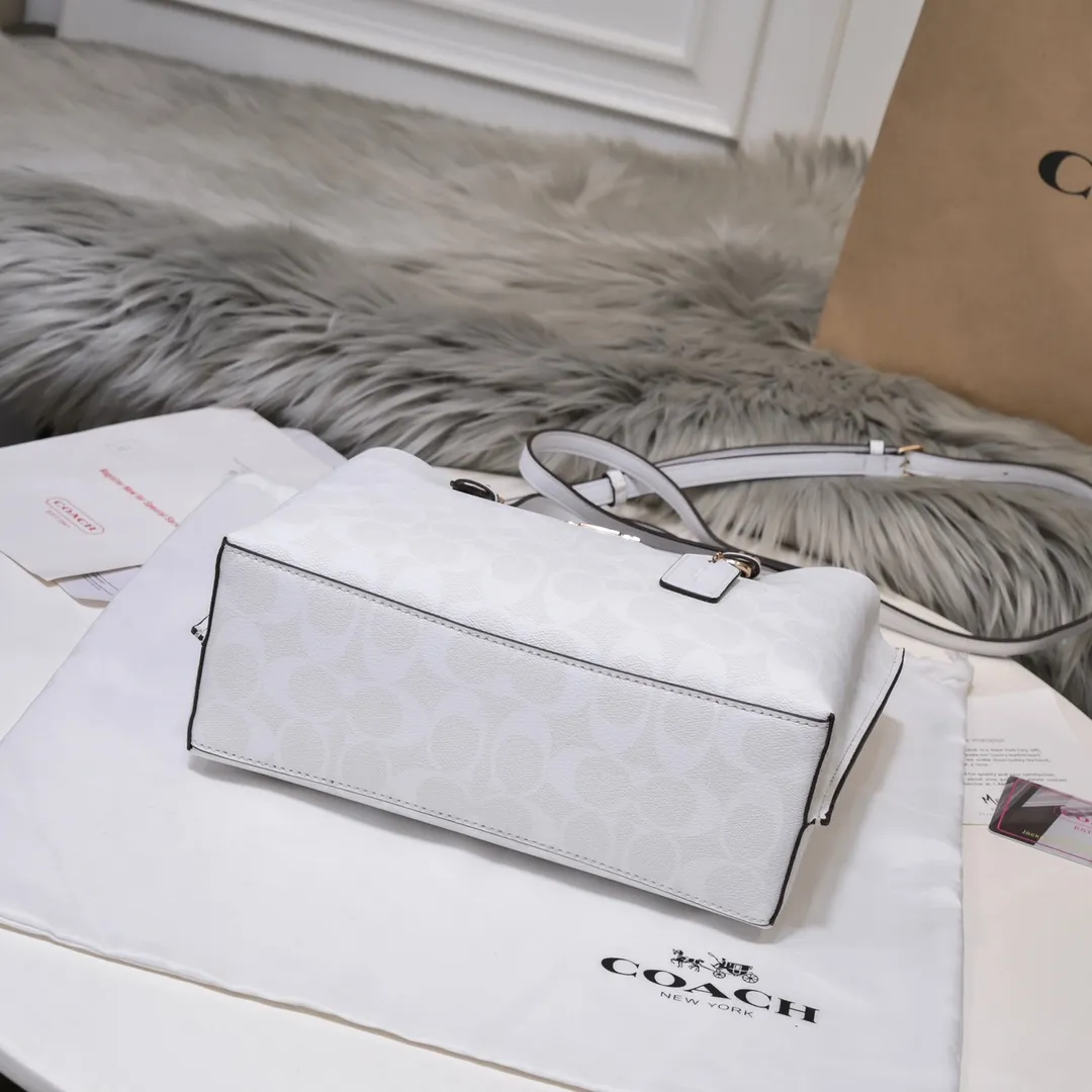 P340 [Top original order] Coach's new Mollie tote tote bag, small size c4250. Small tote bags are very popular recently~ It has a tote shape and is very delicate and compact. The presbyopic color is particularly classic, and the compartment has a zipper, which is very practical! Size:25*19*12cm