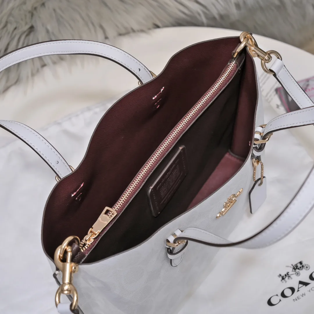 P340 [Top original order] Coach's new Mollie tote tote bag, small size c4250. Small tote bags are very popular recently~ It has a tote shape and is very delicate and compact. The presbyopic color is particularly classic, and the compartment has a zipper, which is very practical! Size:25*19*12cm