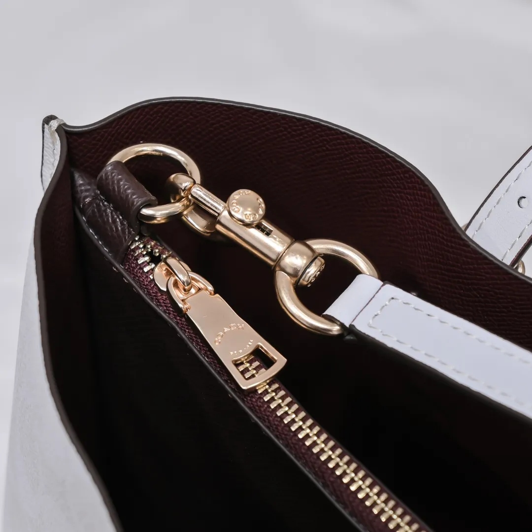 P340 [Top original order] Coach's new Mollie tote tote bag, small size c4250. Small tote bags are very popular recently~ It has a tote shape and is very delicate and compact. The presbyopic color is particularly classic, and the compartment has a zipper, which is very practical! Size:25*19*12cm