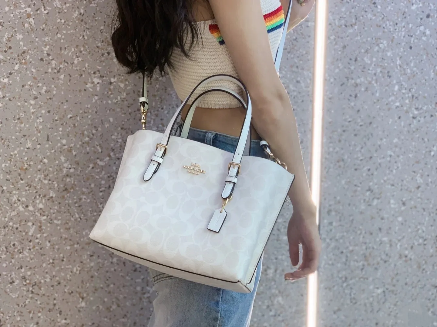 P340 [Top original order] Coach's new Mollie tote tote bag, small size c4250. Small tote bags are very popular recently~ It has a tote shape and is very delicate and compact. The presbyopic color is particularly classic, and the compartment has a zipper, which is very practical! Size:25*19*12cm