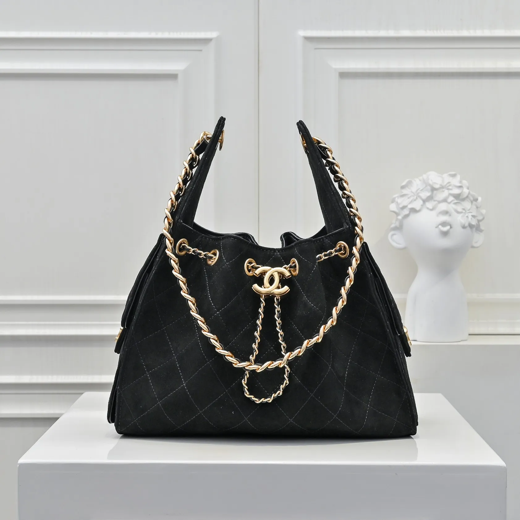 💰540￥Upgraded version of chanel 25c matte cowhide hobo armpit bag hippie armpit bag small retro gold coin button drawstring bucket bag + rhombus pattern + retro black gold classic chain design, full of high-end sense! A must-have for daily travel, with exquisite appearance and delicate texture, it can be easily worn in both casual and formal occasions. Size: 30x26x14cm Style No.: 7071 Material: Matte