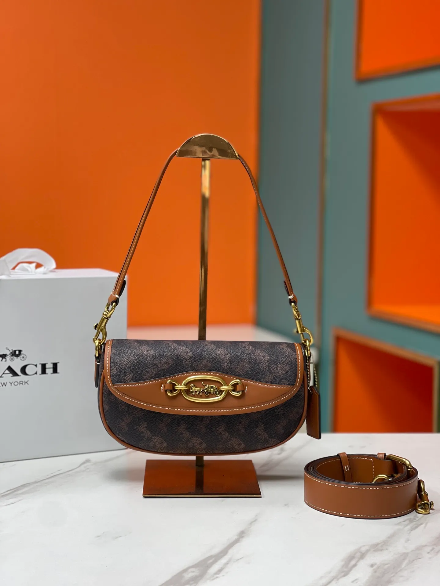 Batch 440💰coach/Coach new women's saddle bag CR511 shoulder cross-body handbag HARLEY23 retro lock bag armpit bag size: 22*13*5