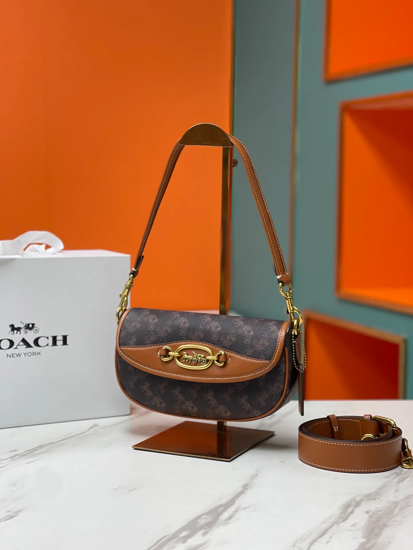 Batch 440💰coach/Coach new women's saddle bag CR511 shoulder cross-body handbag HARLEY23 retro lock bag armpit bag size: 22*13*5