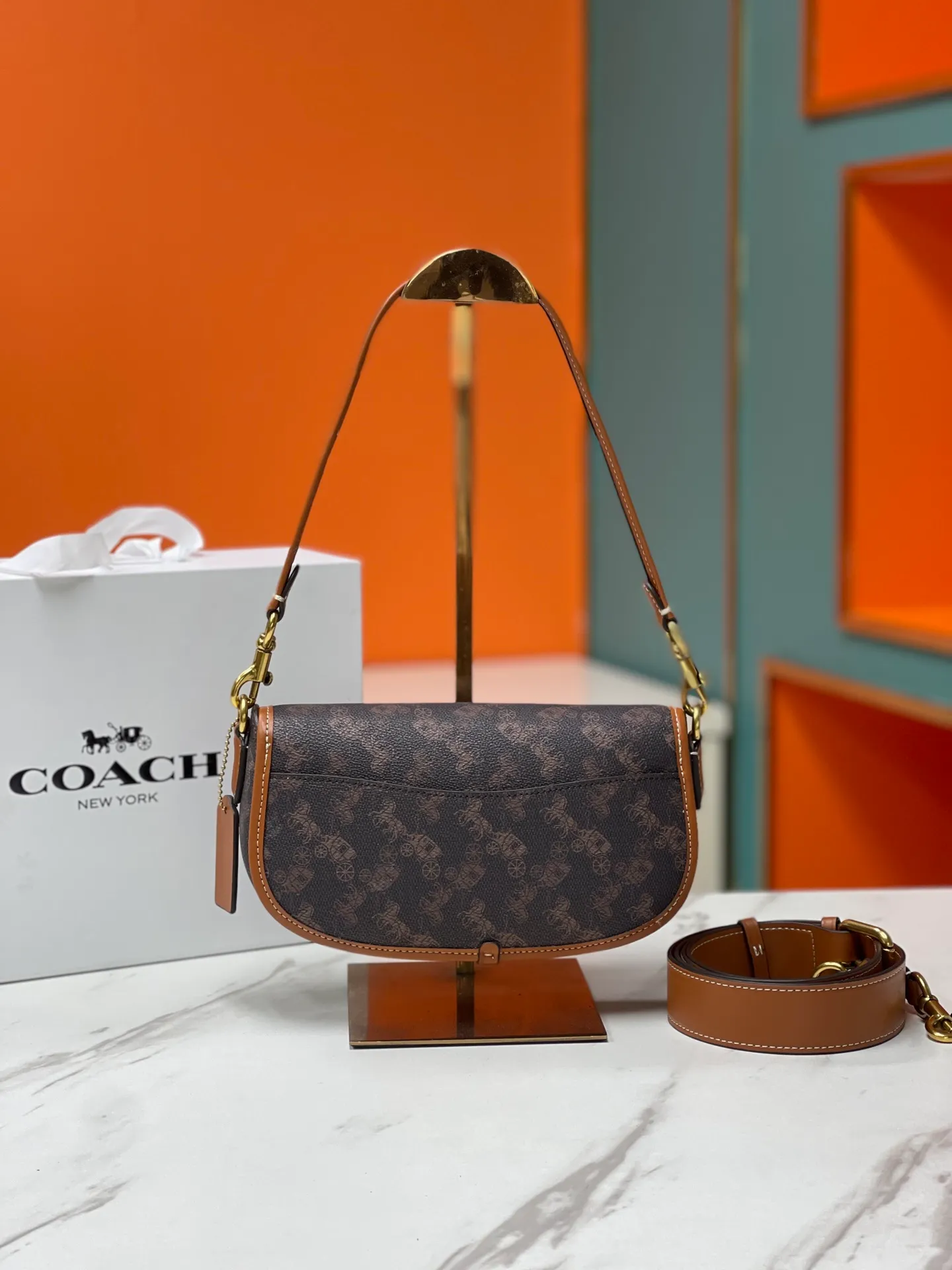 Batch 440💰coach/Coach new women's saddle bag CR511 shoulder cross-body handbag HARLEY23 retro lock bag armpit bag size: 22*13*5