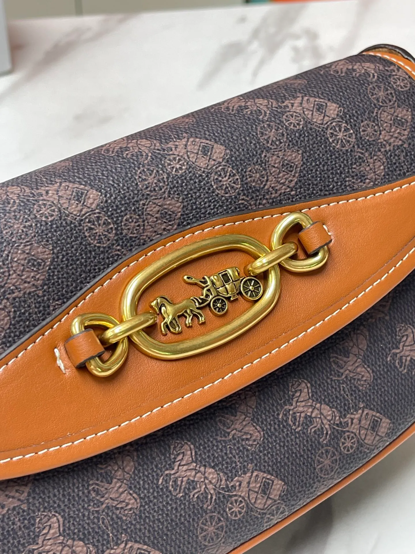 Batch 440💰coach/Coach new women's saddle bag CR511 shoulder cross-body handbag HARLEY23 retro lock bag armpit bag size: 22*13*5