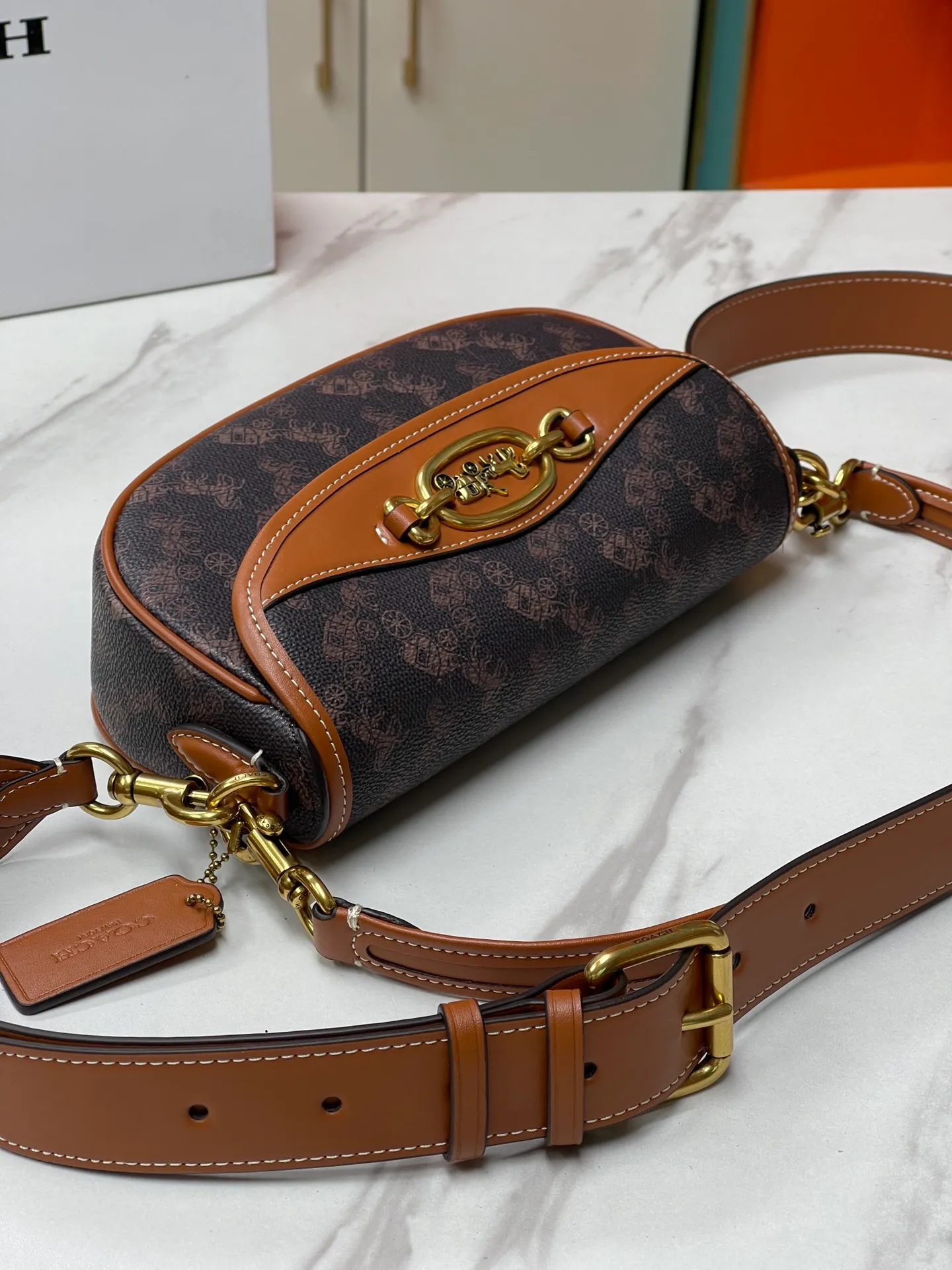 Batch 440💰coach/Coach new women's saddle bag CR511 shoulder cross-body handbag HARLEY23 retro lock bag armpit bag size: 22*13*5