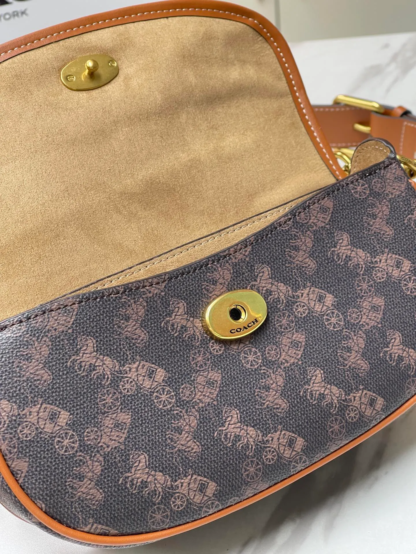 Batch 440💰coach/Coach new women's saddle bag CR511 shoulder cross-body handbag HARLEY23 retro lock bag armpit bag size: 22*13*5