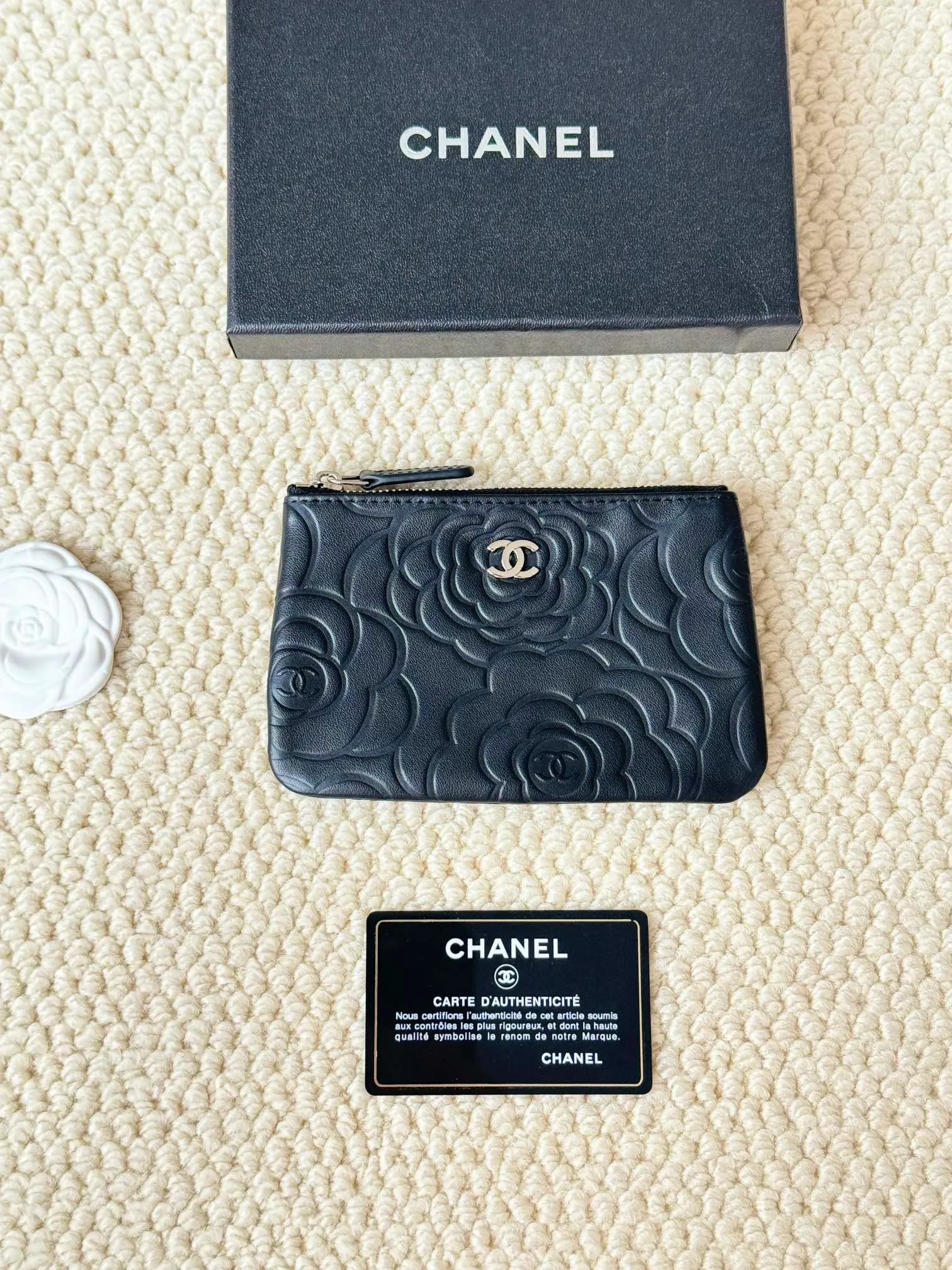 💰130 chanel has a fresh design, with an exquisite replica feel, very beautiful, the latest in 2023 on the official website🆕Card holder. The caviar medium ball grain cowhide is scratch-resistant and has a super glossy feel. It is troublesome to carry a bag that is too big in summer. It is suitable for putting in a mini bag and convenient for carrying in your pocket😍 The bag has a zipper, which is super practical. You can also put cards, change, coins, and keys inside! Style number: 82365 Size: 15*8.5 Color: Camellia