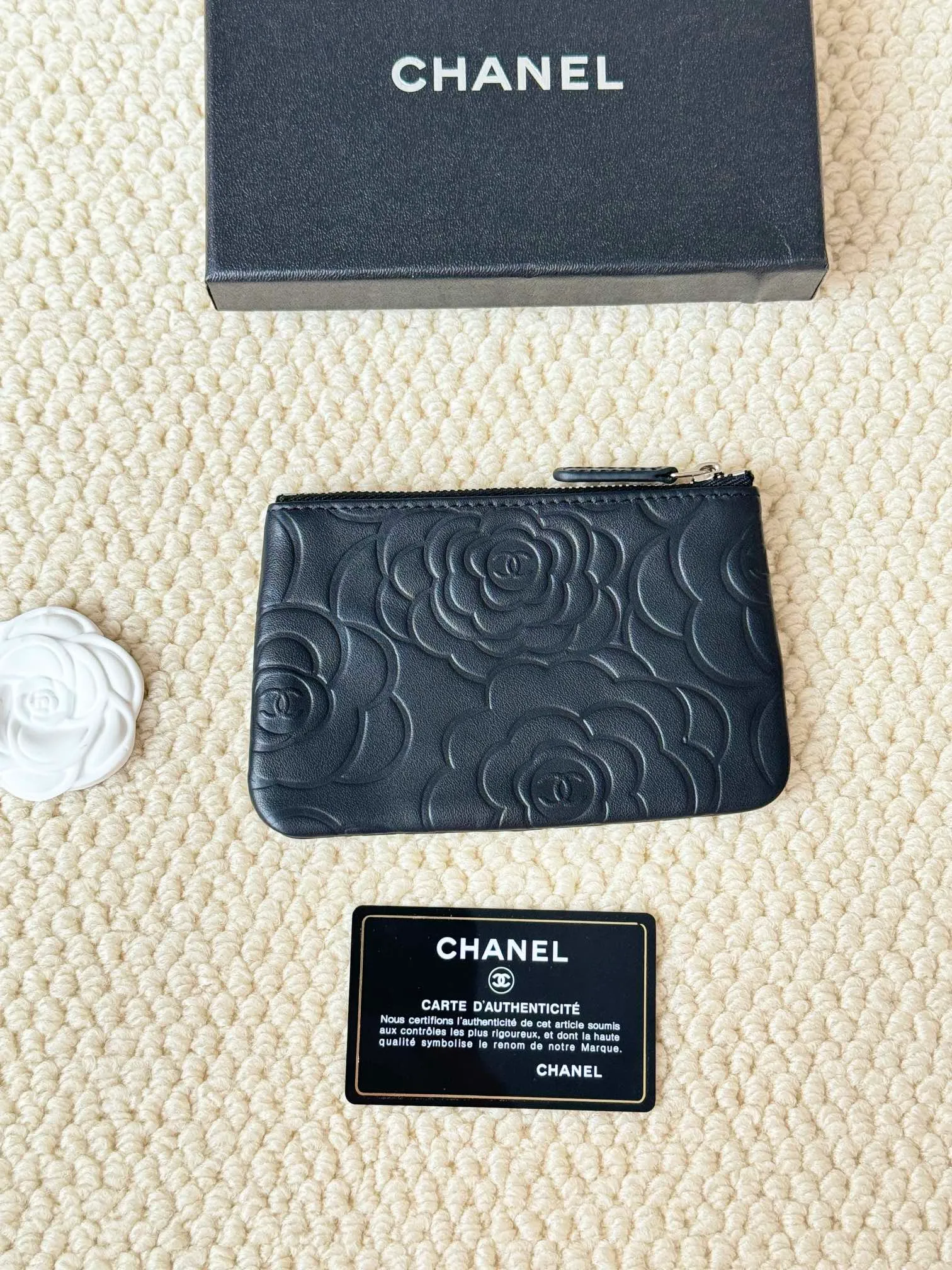 💰130 chanel has a fresh design, with an exquisite replica feel, very beautiful, the latest in 2023 on the official website🆕Card holder. The caviar medium ball grain cowhide is scratch-resistant and has a super glossy feel. It is troublesome to carry a bag that is too big in summer. It is suitable for putting in a mini bag and convenient for carrying in your pocket😍 The bag has a zipper, which is super practical. You can also put cards, change, coins, and keys inside! Style number: 82365 Size: 15*8.5 Color: Camellia