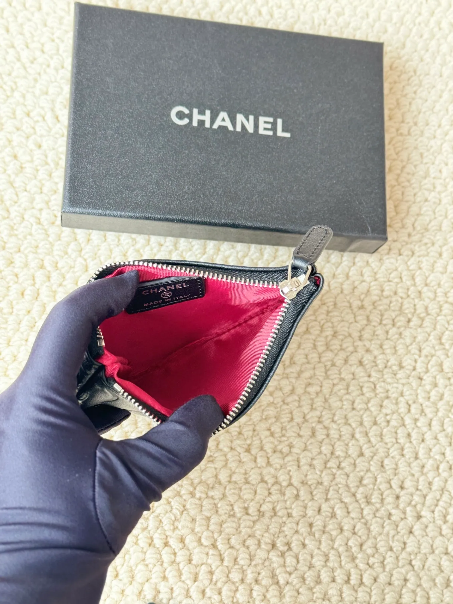 💰130 chanel has a fresh design, with an exquisite replica feel, very beautiful, the latest in 2023 on the official website🆕Card holder. The caviar medium ball grain cowhide is scratch-resistant and has a super glossy feel. It is troublesome to carry a bag that is too big in summer. It is suitable for putting in a mini bag and convenient for carrying in your pocket😍 The bag has a zipper, which is super practical. You can also put cards, change, coins, and keys inside! Style number: 82365 Size: 15*8.5 Color: Camellia