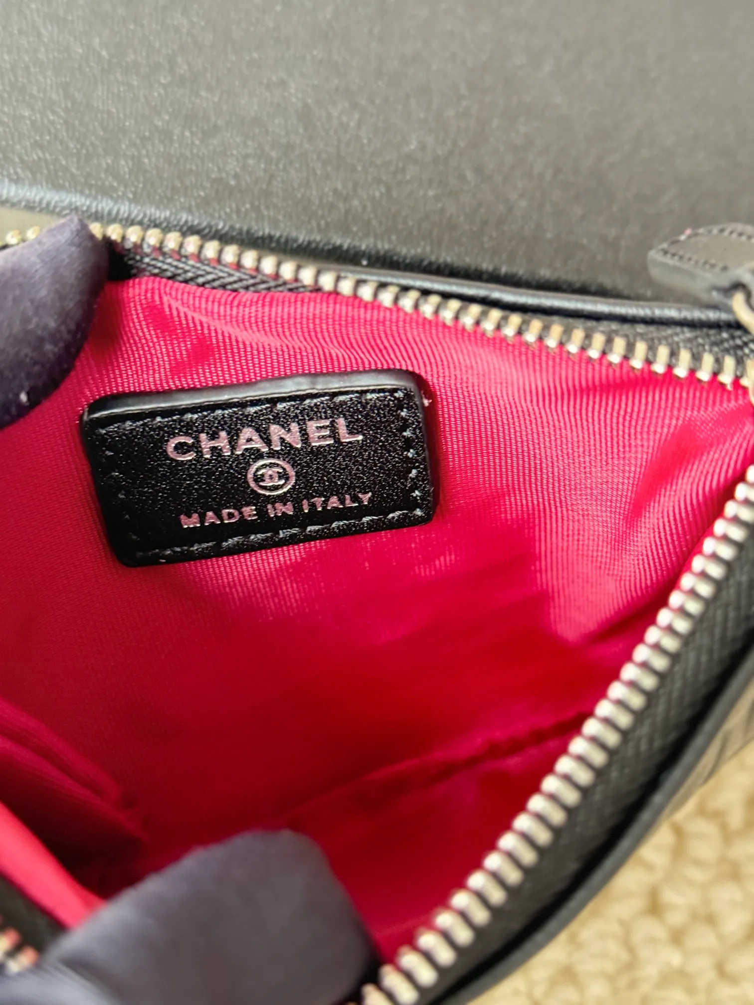 💰130 chanel has a fresh design, with an exquisite replica feel, very beautiful, the latest in 2023 on the official website🆕Card holder. The caviar medium ball grain cowhide is scratch-resistant and has a super glossy feel. It is troublesome to carry a bag that is too big in summer. It is suitable for putting in a mini bag and convenient for carrying in your pocket😍 The bag has a zipper, which is super practical. You can also put cards, change, coins, and keys inside! Style number: 82365 Size: 15*8.5 Color: Camellia