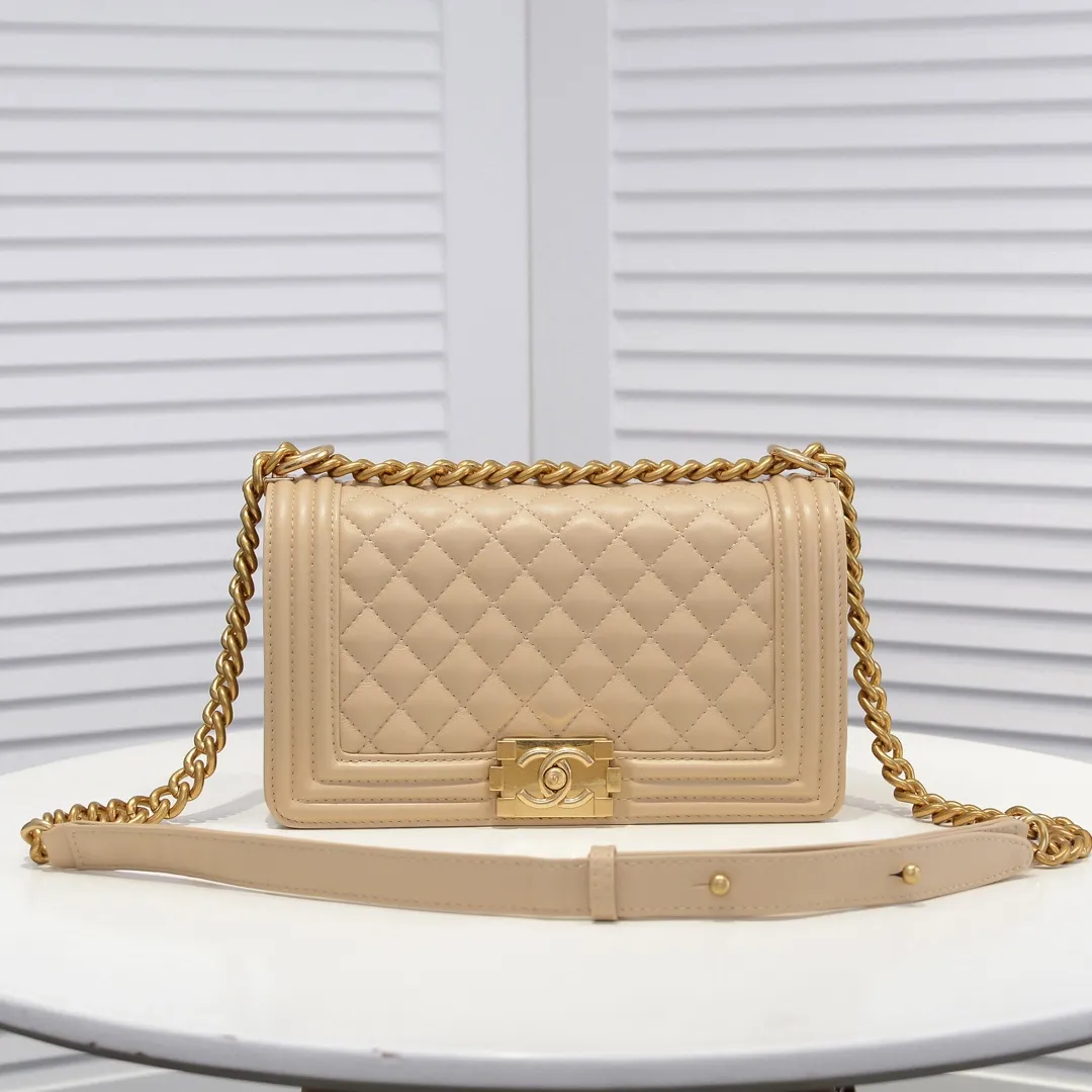 💰420￥ (Full sheepskin with original hardware) [Smile] Chanel Chanel 👑 Lambskin [Lightning] Thickened electroplated hardware accessories 🌈 The workmanship is comparable to the original order 💪 The bottom can be pinched and rebounded without trace, absolutely spot-on and real-life, fashionable and durable 💪💪 High-end quality, no pressure in and out of the drill cabinet 💏, size 25*15*8cm, style number: 67086 gold slip