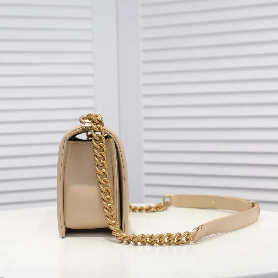 💰420￥ (Full sheepskin with original hardware) [Smile] Chanel Chanel 👑 Lambskin [Lightning] Thickened electroplated hardware accessories 🌈 The workmanship is comparable to the original order 💪 The bottom can be pinched and rebounded without trace, absolutely spot-on and real-life, fashionable and durable 💪💪 High-end quality, no pressure in and out of the drill cabinet 💏, size 25*15*8cm, style number: 67086 gold slip