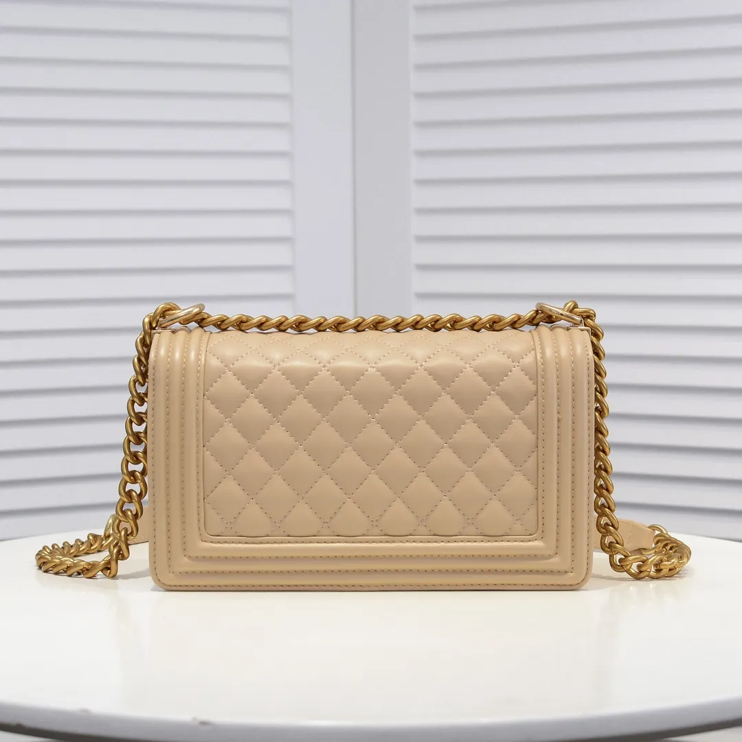 💰420￥ (Full sheepskin with original hardware) [Smile] Chanel Chanel 👑 Lambskin [Lightning] Thickened electroplated hardware accessories 🌈 The workmanship is comparable to the original order 💪 The bottom can be pinched and rebounded without trace, absolutely spot-on and real-life, fashionable and durable 💪💪 High-end quality, no pressure in and out of the drill cabinet 💏, size 25*15*8cm, style number: 67086 gold slip