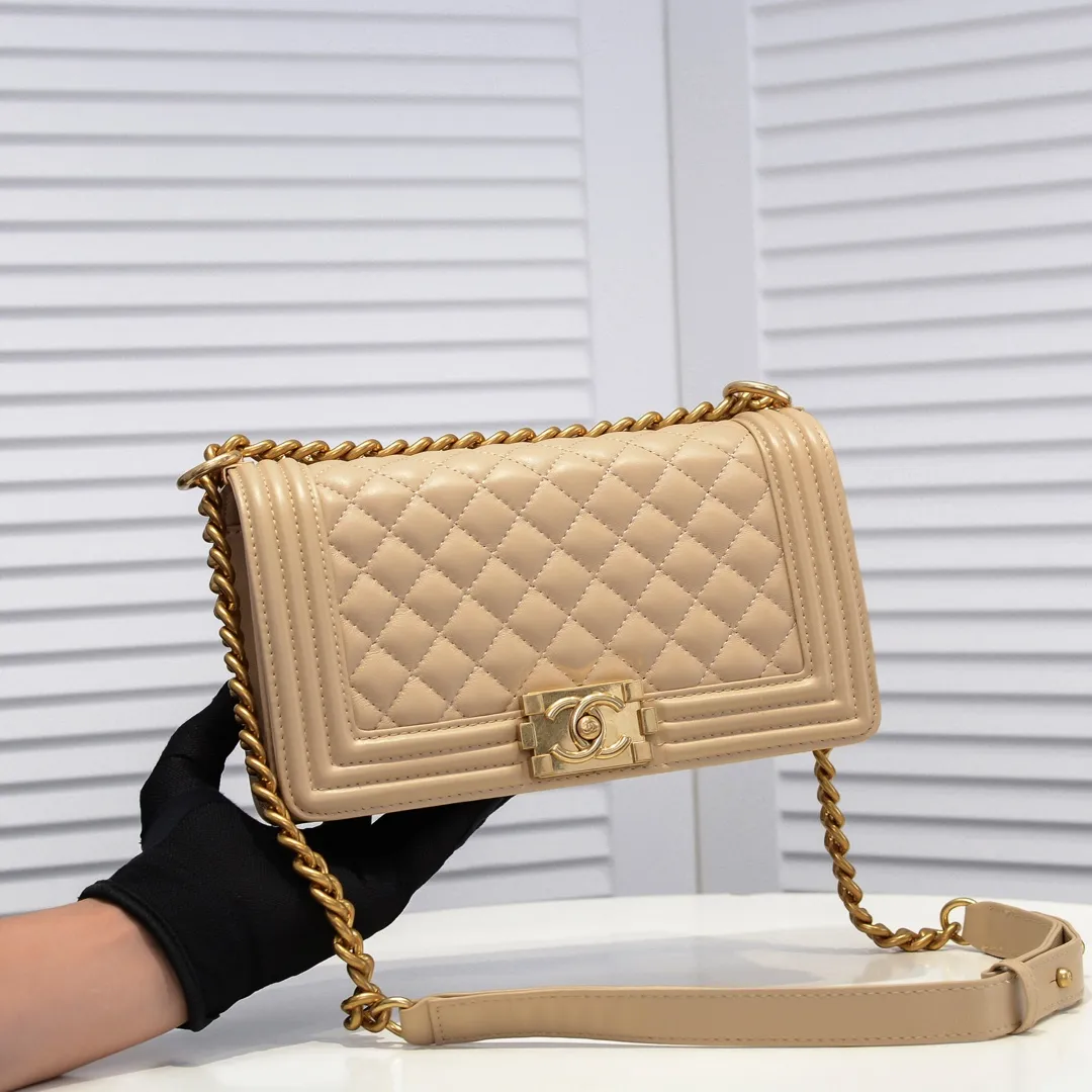 💰420￥ (Full sheepskin with original hardware) [Smile] Chanel Chanel 👑 Lambskin [Lightning] Thickened electroplated hardware accessories 🌈 The workmanship is comparable to the original order 💪 The bottom can be pinched and rebounded without trace, absolutely spot-on and real-life, fashionable and durable 💪💪 High-end quality, no pressure in and out of the drill cabinet 💏, size 25*15*8cm, style number: 67086 gold slip