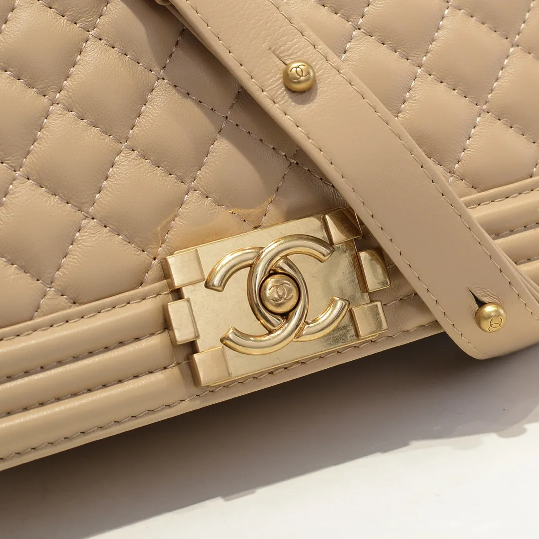 💰420￥ (Full sheepskin with original hardware) [Smile] Chanel Chanel 👑 Lambskin [Lightning] Thickened electroplated hardware accessories 🌈 The workmanship is comparable to the original order 💪 The bottom can be pinched and rebounded without trace, absolutely spot-on and real-life, fashionable and durable 💪💪 High-end quality, no pressure in and out of the drill cabinet 💏, size 25*15*8cm, style number: 67086 gold slip