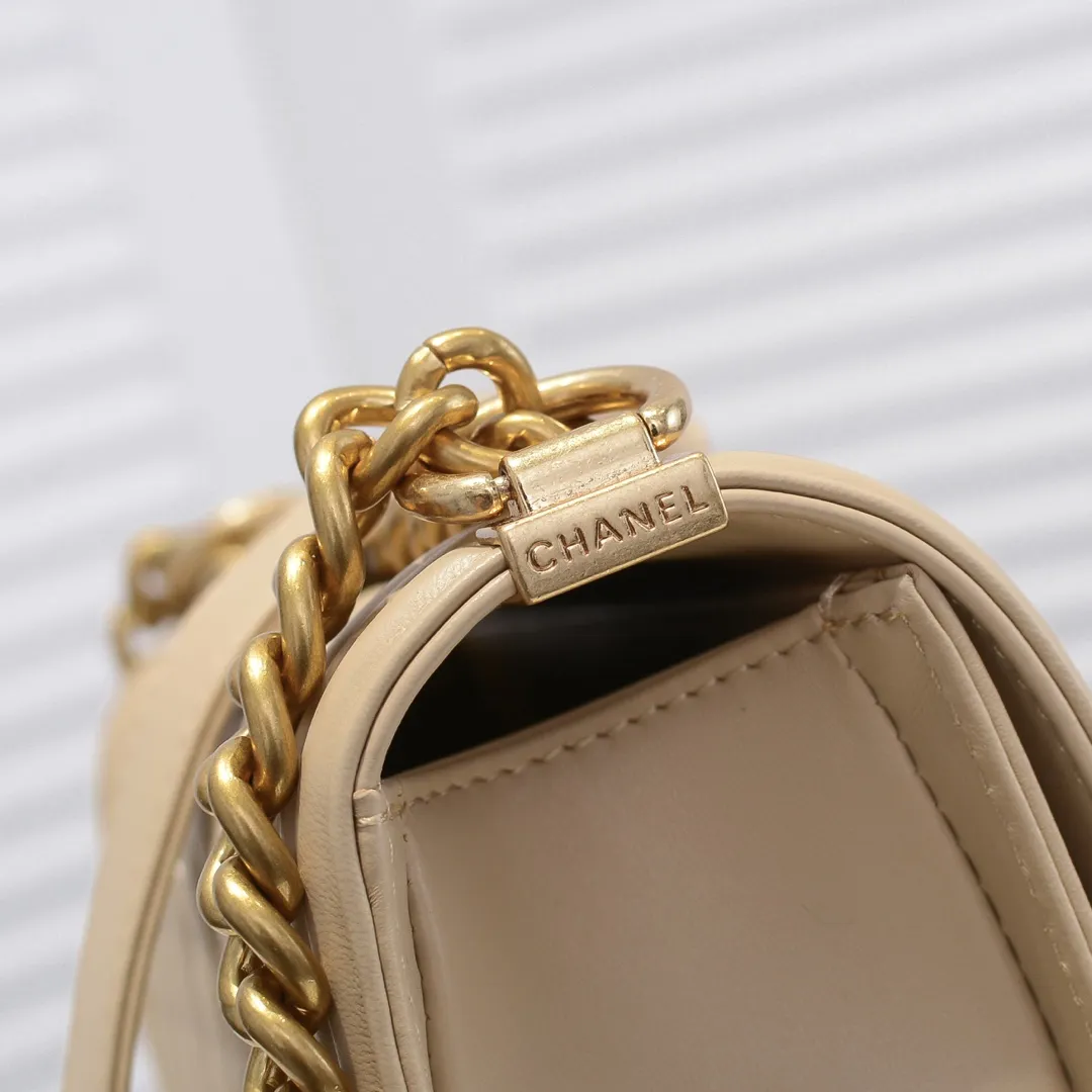 💰420￥ (Full sheepskin with original hardware) [Smile] Chanel Chanel 👑 Lambskin [Lightning] Thickened electroplated hardware accessories 🌈 The workmanship is comparable to the original order 💪 The bottom can be pinched and rebounded without trace, absolutely spot-on and real-life, fashionable and durable 💪💪 High-end quality, no pressure in and out of the drill cabinet 💏, size 25*15*8cm, style number: 67086 gold slip