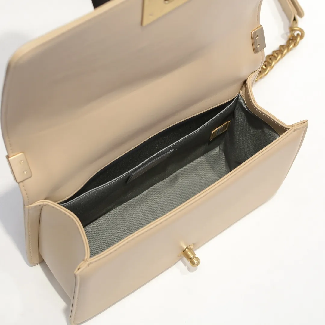 💰420￥ (Full sheepskin with original hardware) [Smile] Chanel Chanel 👑 Lambskin [Lightning] Thickened electroplated hardware accessories 🌈 The workmanship is comparable to the original order 💪 The bottom can be pinched and rebounded without trace, absolutely spot-on and real-life, fashionable and durable 💪💪 High-end quality, no pressure in and out of the drill cabinet 💏, size 25*15*8cm, style number: 67086 gold slip