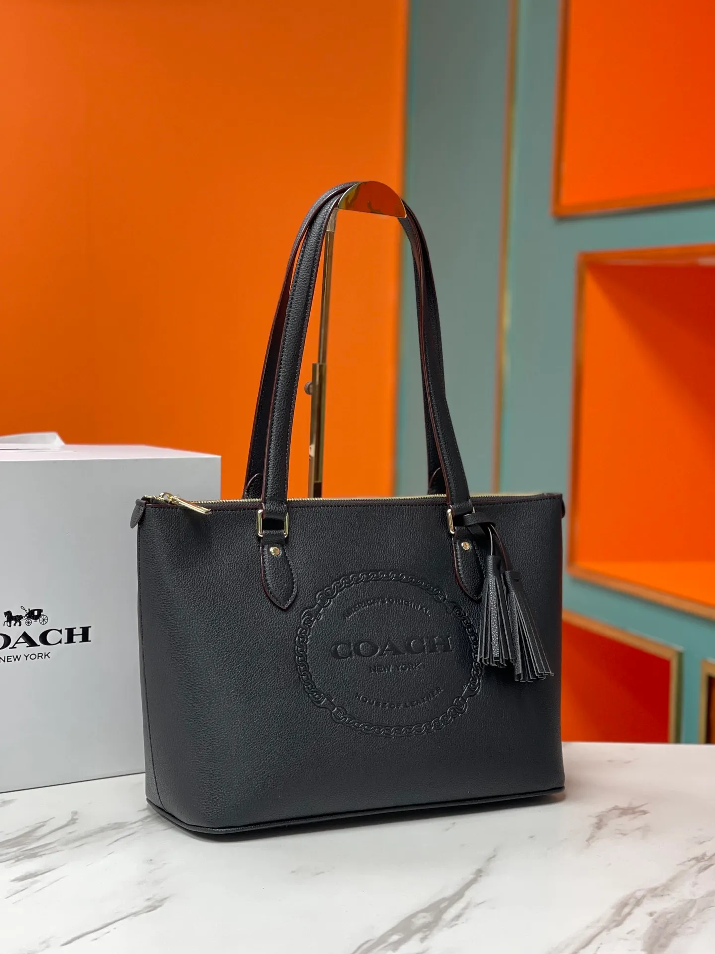 Top original order batch 460💰Coach's new [Rose] model CM086 has a large internal space. While ensuring its excellent storage capacity, the entire bag is soft, fashionable, exquisite and simple. Whether it is paired with formal or casual wear, it can reflect its unique elegance and intellectuality while retaining its own unique temperament. Size: 36X26X15cm🌹🌹