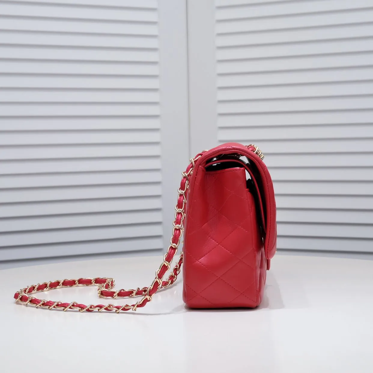 💰460￥Big red [color] Chanel [color] century classic, carefully crafted with exquisite workmanship of every stitch and thread, imported sheepskin with original hardware, full rhombus 💯The shape of the whole bag is particularly perfect in softness 👍👍😔😔Classic and irresistible, size: 30X18X8cm, style number: 1113